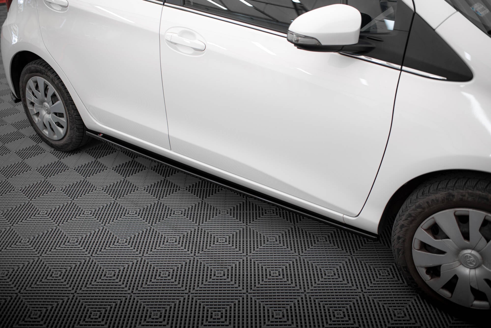 Maxton Design Difusores de taloneras laterales para Toyota Yaris Mk3 Facelift - imagen 1