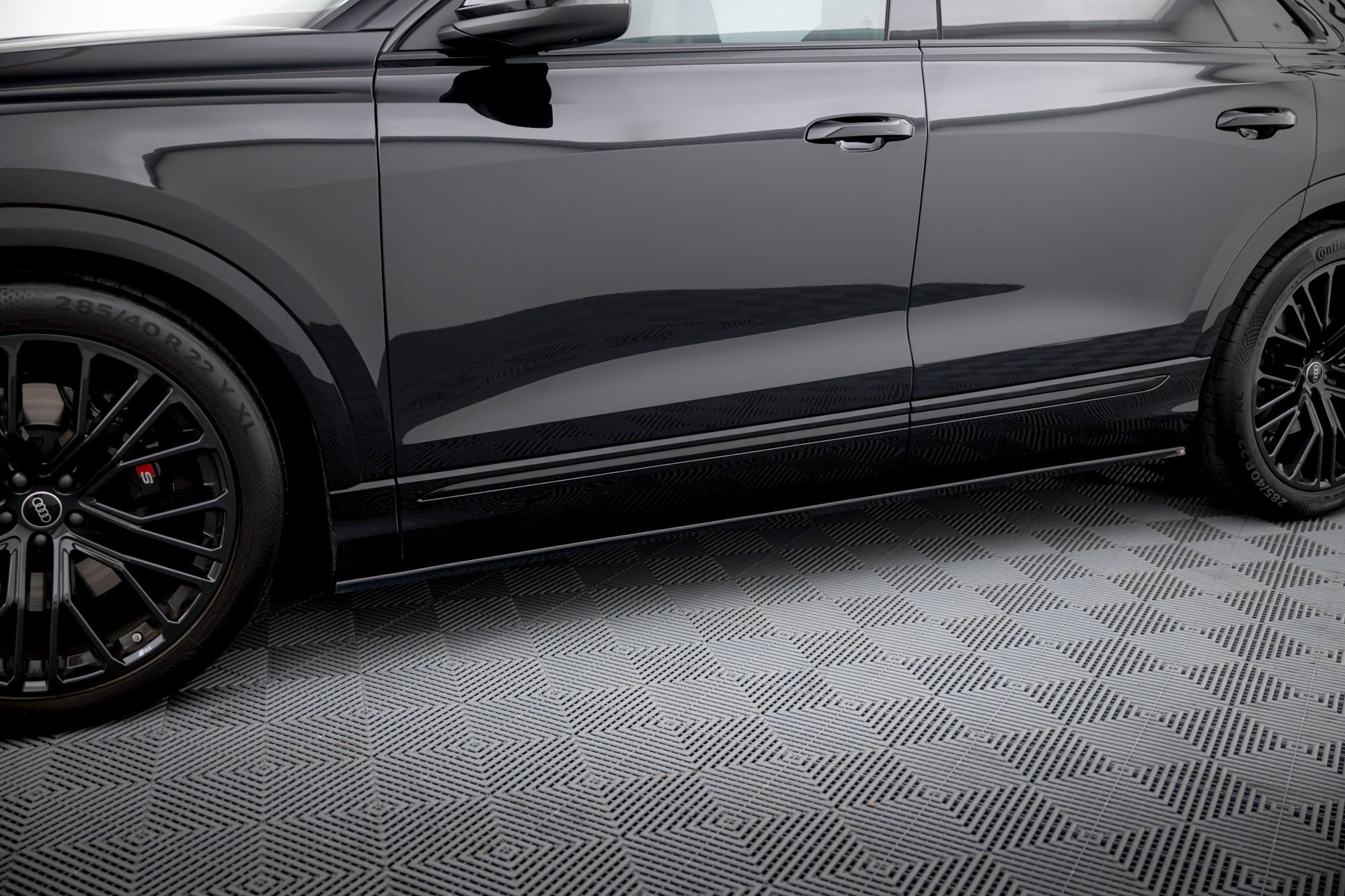 Maxton Design Difusores de taloneras laterales V.1 para Audi Q8 S-line / SQ8 Mk1 Facelift - imagen 1