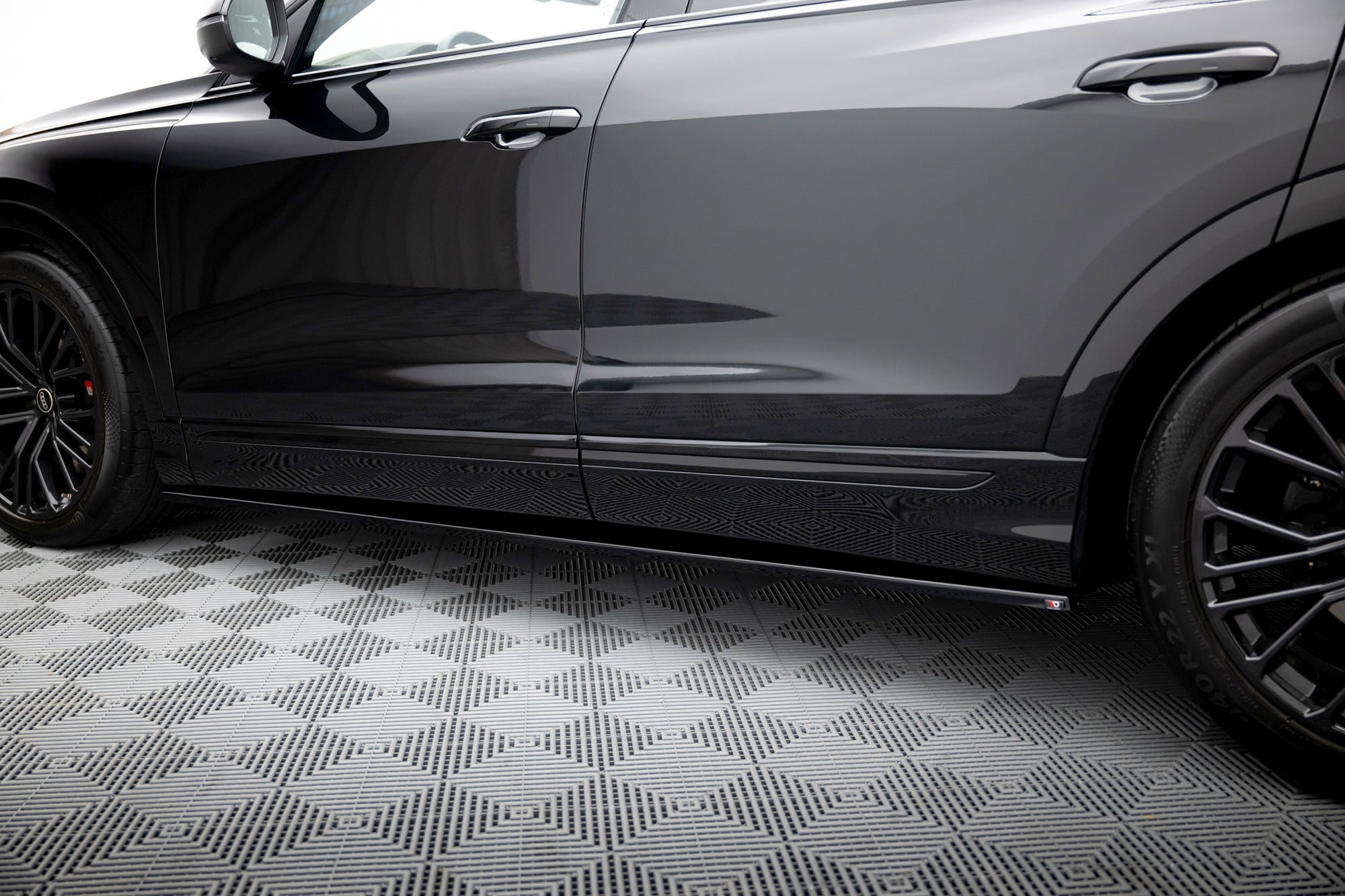 Maxton Design Difusores de taloneras laterales V.1 para Audi Q8 S-line / SQ8 Mk1 Facelift - imagen 3