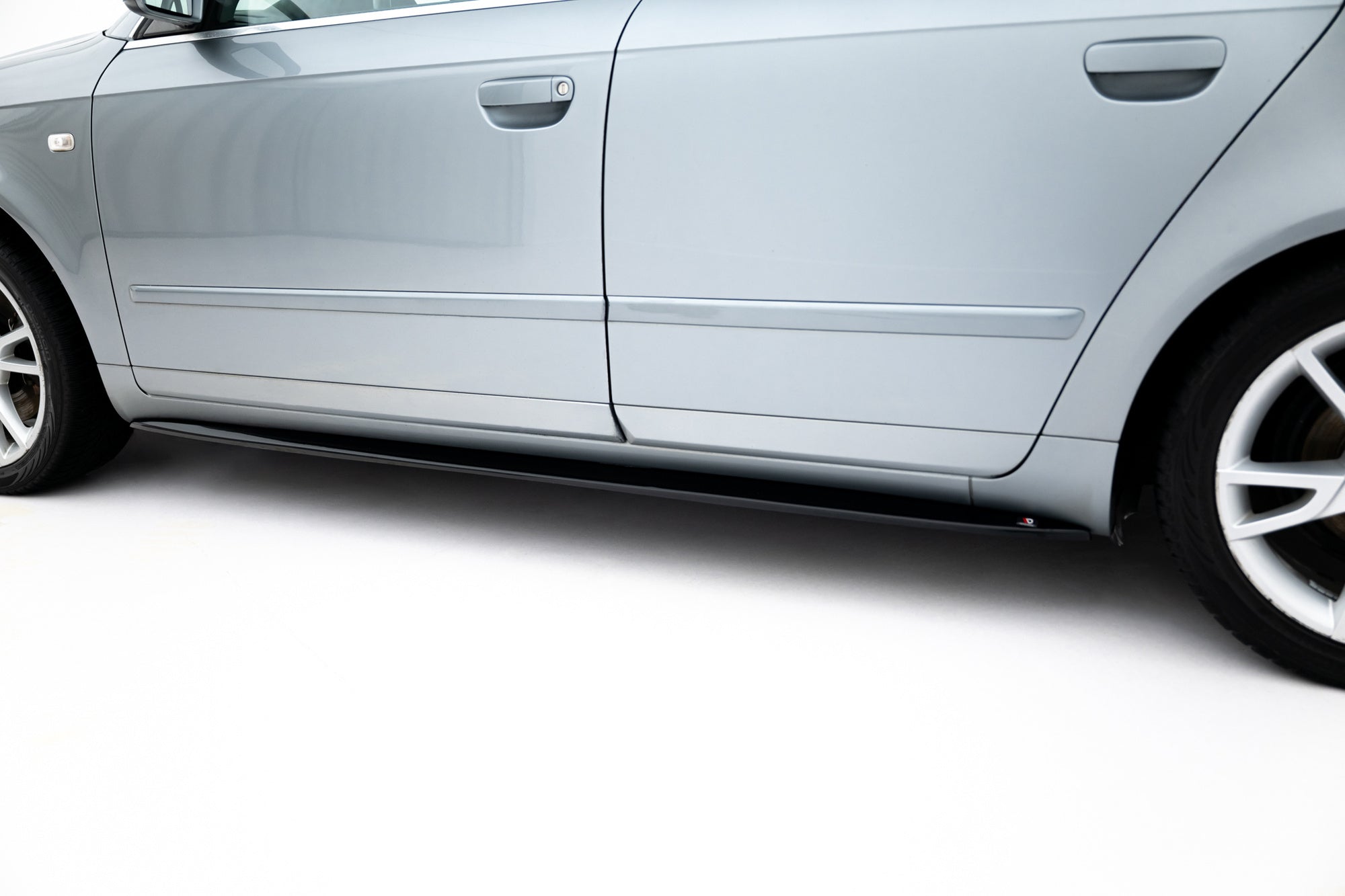 Maxton Design Difusores de taloneras laterales V.1 para Audi S4 / A4 / A4 S-Line Sedan / Avant B6 / B7 - imagen 3