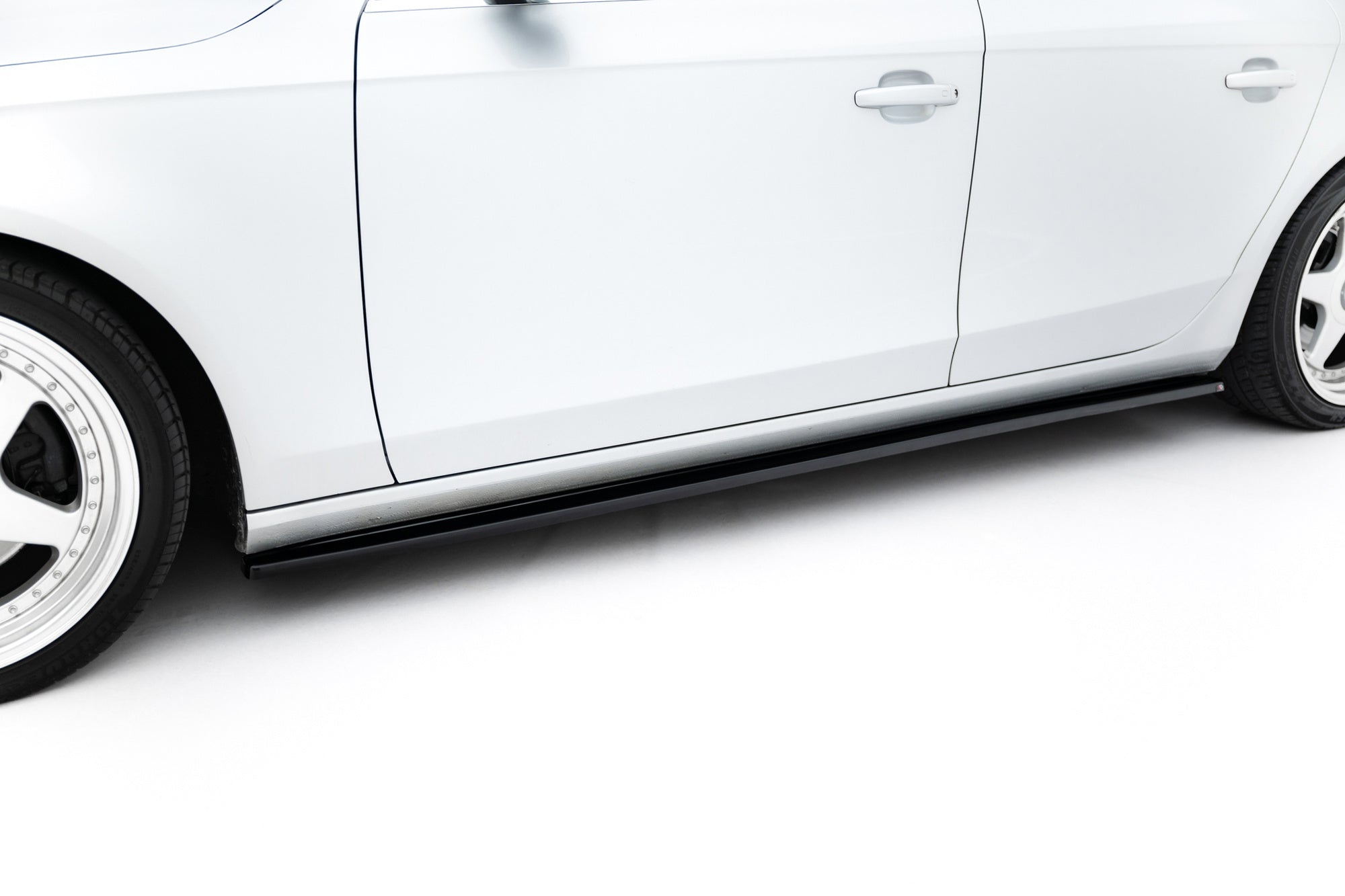 Maxton Design Difusores de taloneras laterales V.1 para Audi S4 / A4 / A4 S-Line Sedan / Avant B8 / B8 Facelift - imagen 1