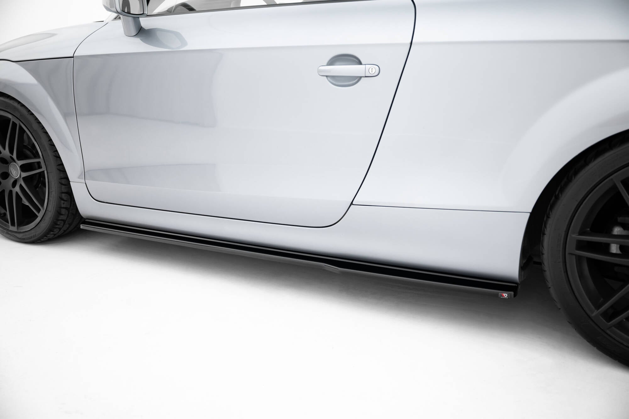 Maxton Design Difusores de taloneras laterales V.1 para Audi TT S / TT S-Line 8J Facelift - imagen 2