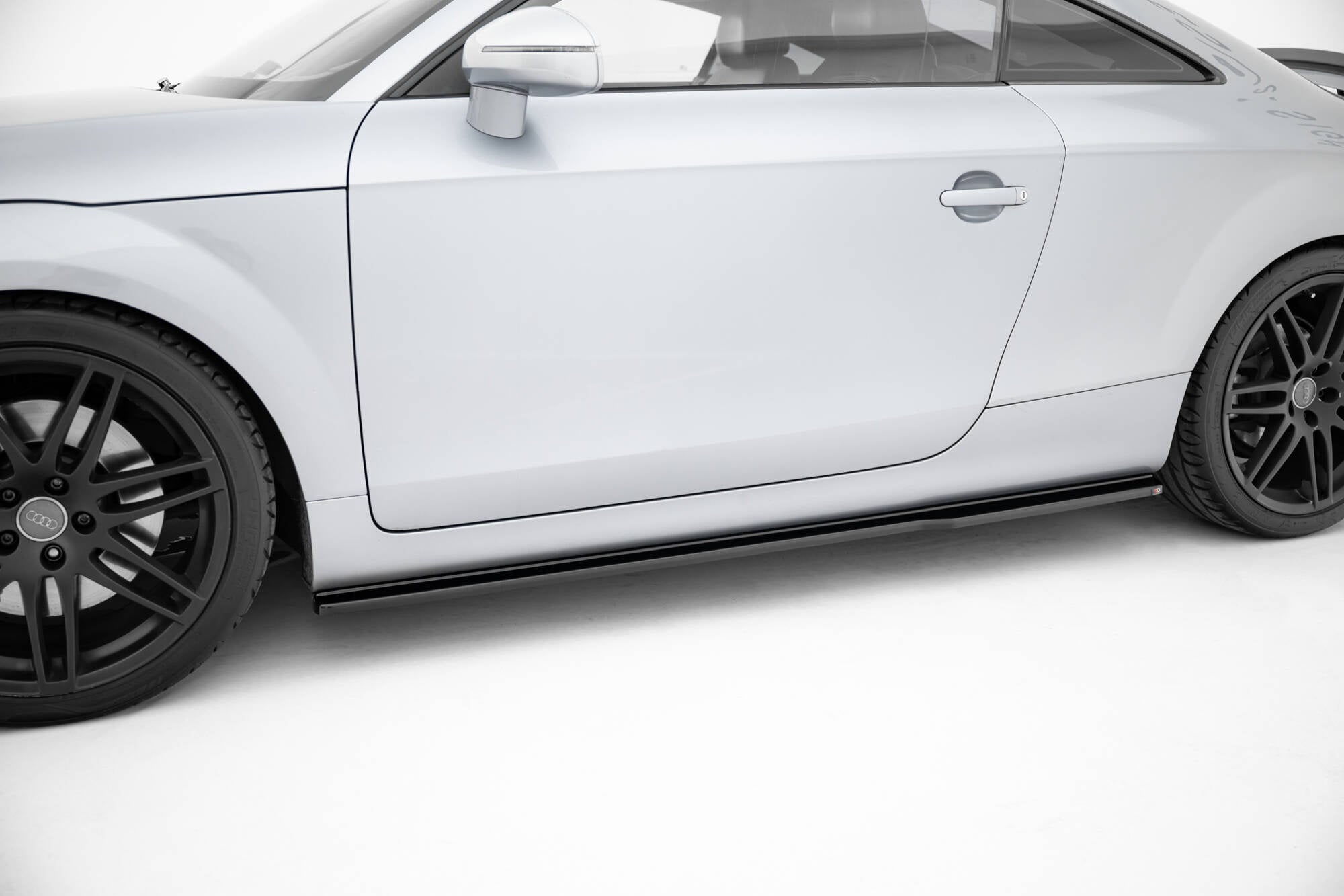 Maxton Design Difusores de taloneras laterales V.1 para Audi TT S / TT S-Line 8J Facelift - imagen 1