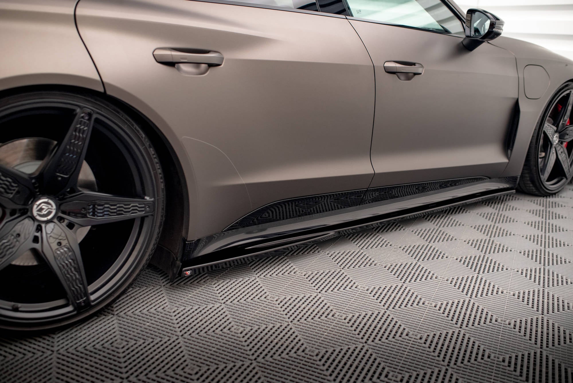 Maxton Design Difusores de taloneras laterales V.1 para Audi e-Tron GT / RS GT Mk1 - imagen 3
