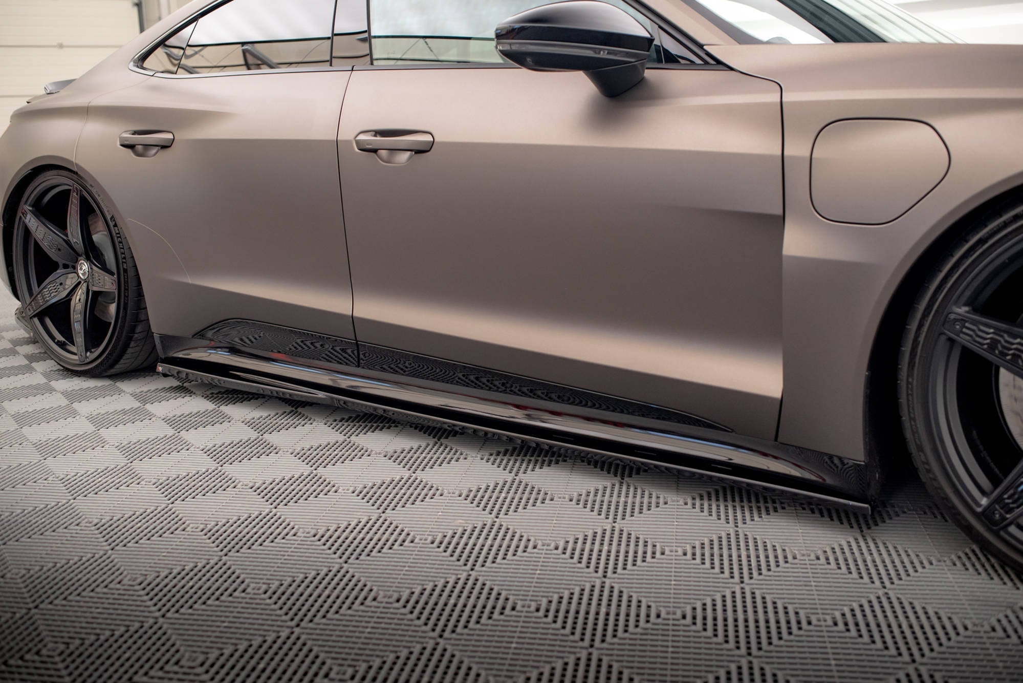 Maxton Design Difusores de taloneras laterales V.1 para Audi e-Tron GT / RS GT Mk1 - imagen 1