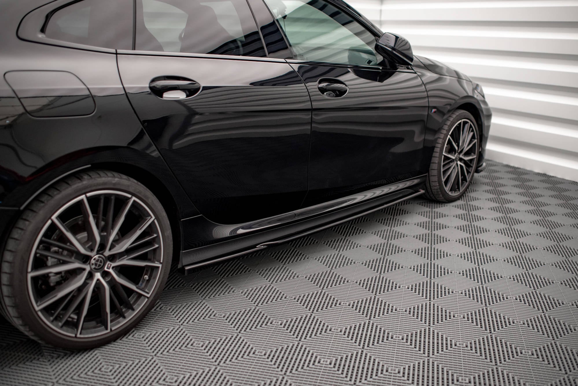 Maxton Design Difusores de taloneras laterales V.1 para BMW 2 Gran Coupe M-Pack / M235i F44 - imagen 1
