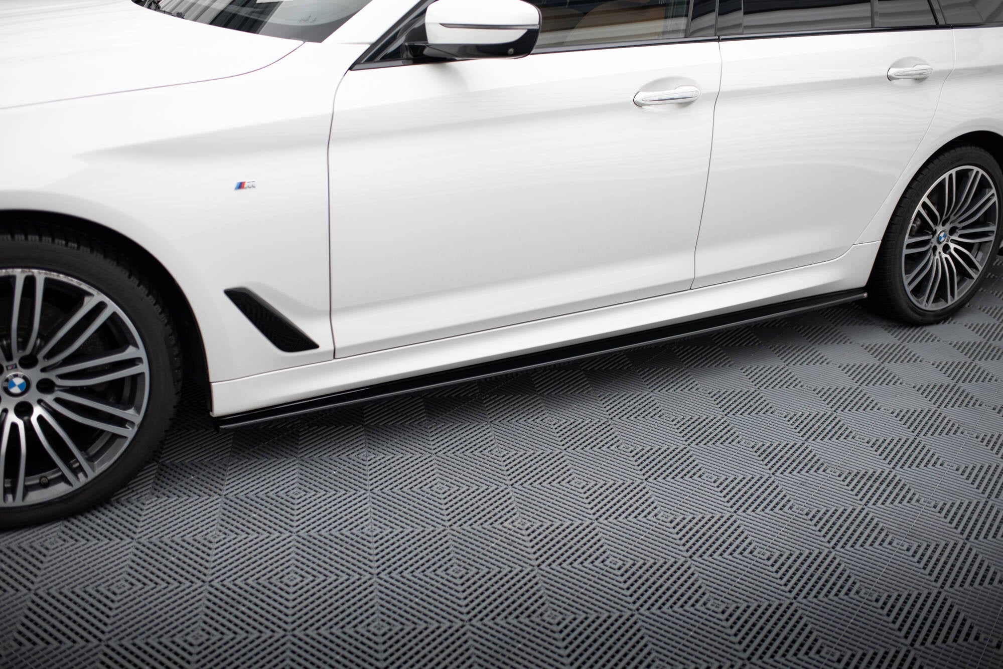 Maxton Design Difusores de taloneras laterales V.1 para BMW 5 M-Pack / M550d / M550i G30/ G31 - imagen 1