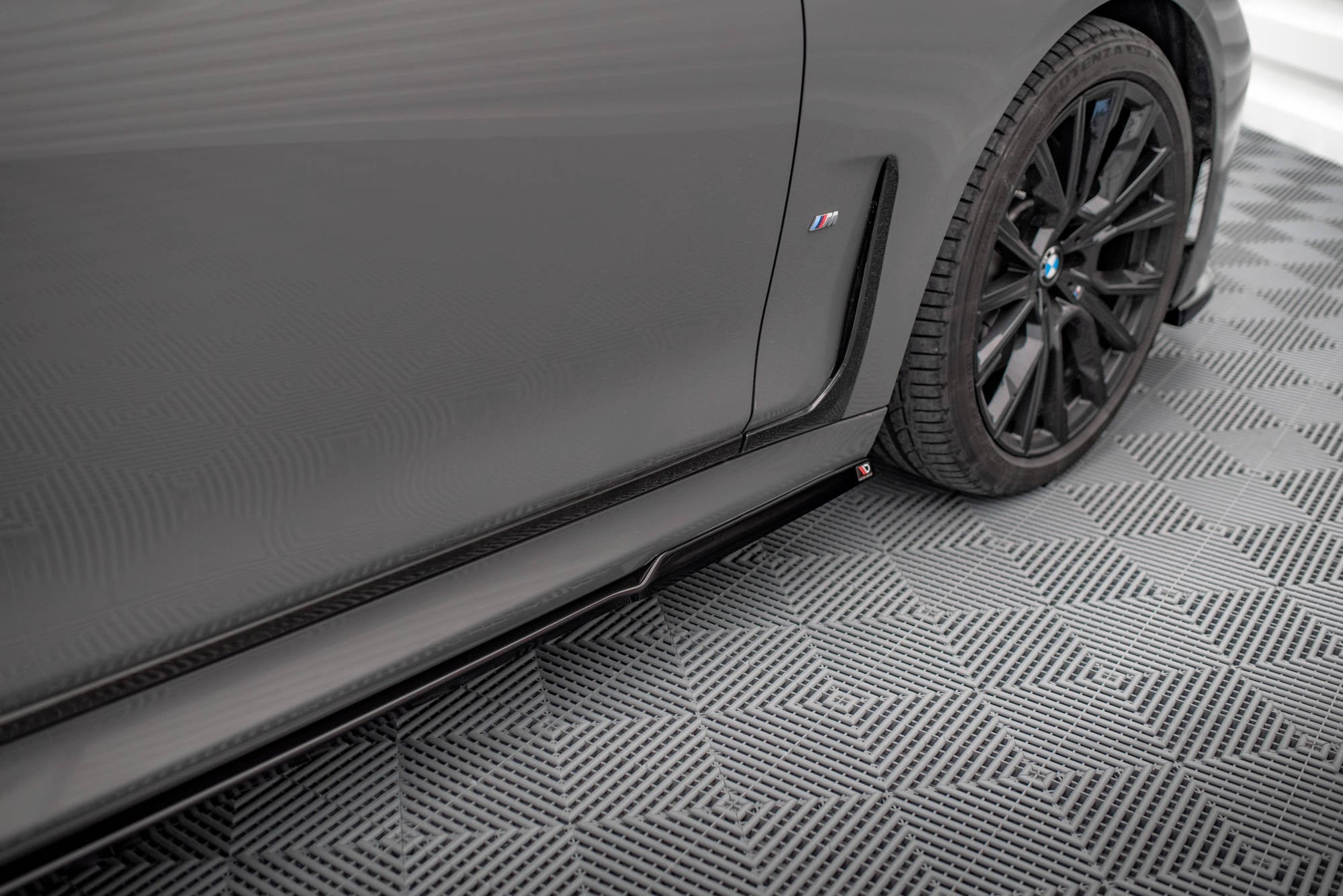 Maxton Design Difusores de taloneras laterales V.1 para BMW 7 M-Pack G11 - imagen 1