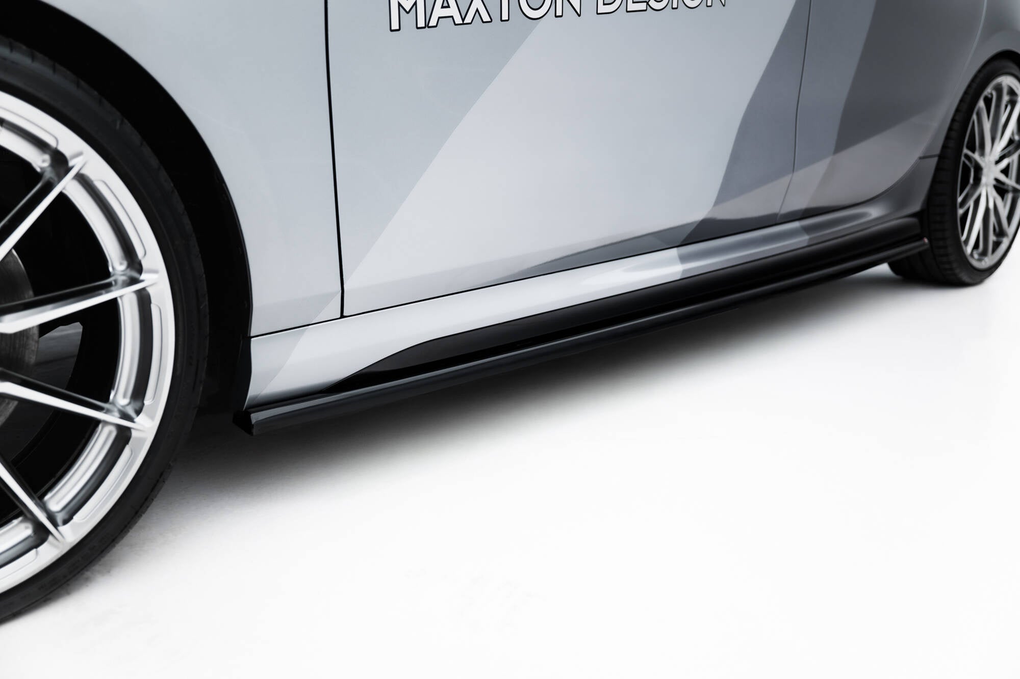 Maxton Design Difusores de taloneras laterales V.1 para BMW M135i F70 - imagen 1