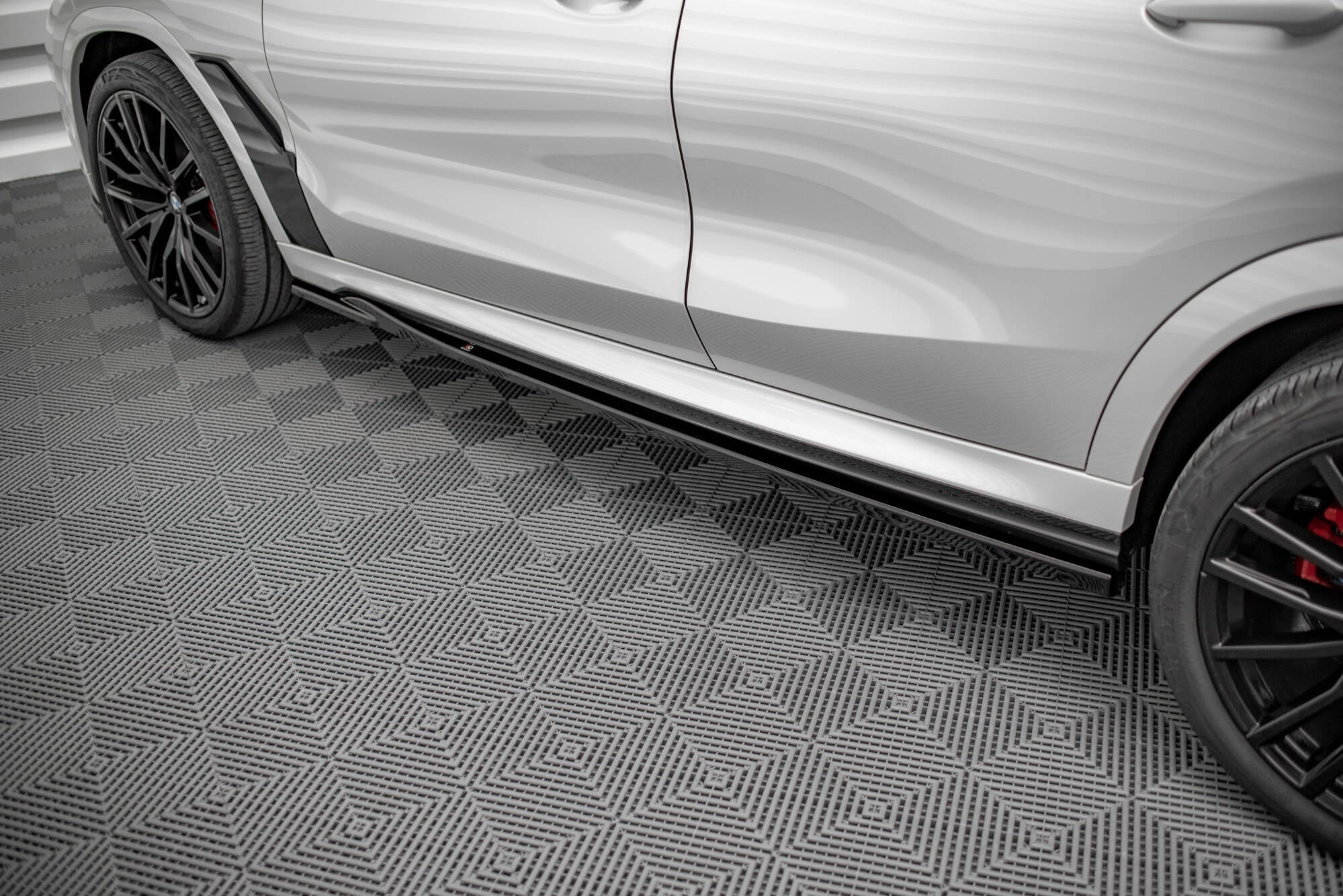 Maxton Design Difusores de taloneras laterales V.1 para BMW X6 M F96 / X6 M-Pack G06 - imagen 1