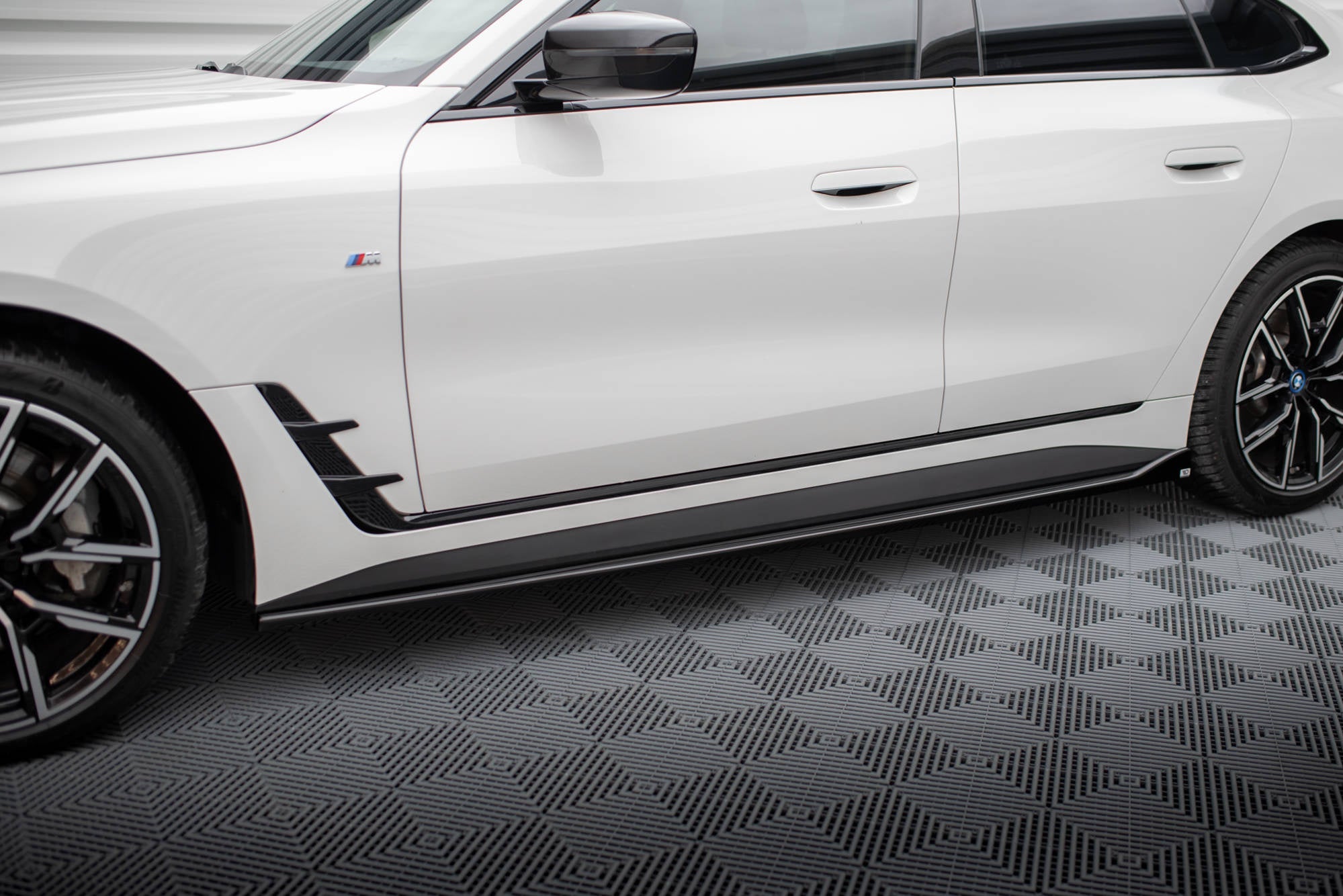 Maxton Design Difusores de taloneras laterales V.1 para BMW i4 M-Pack G26 - imagen 1