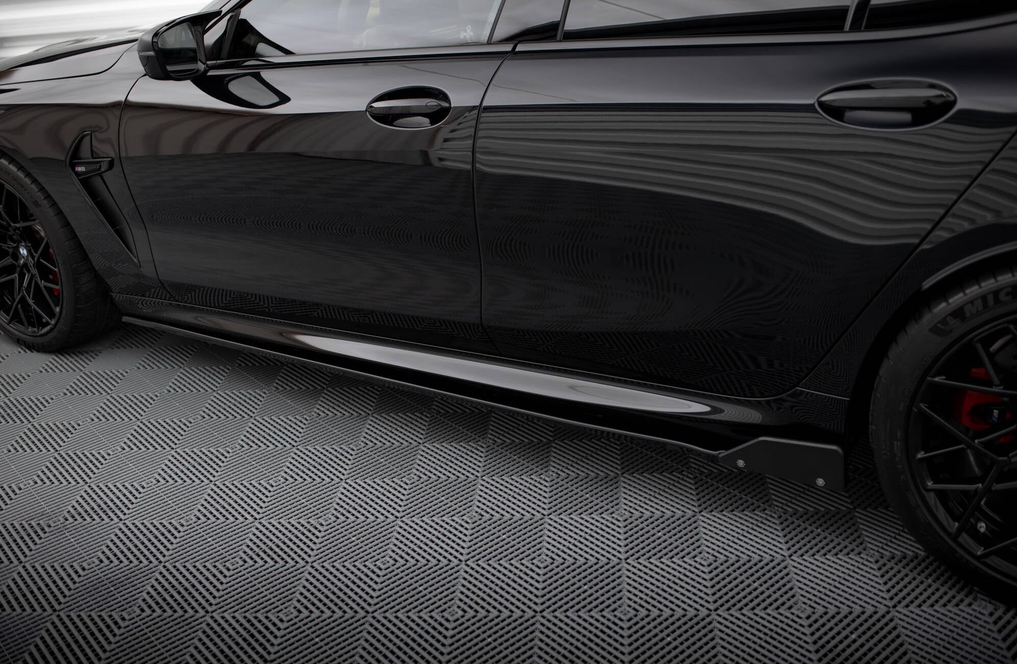 Maxton Design Difusores de taloneras laterales V.1 + Flaps para BMW M8 Gran Coupe F93 / 8 Gran Coupe M-Pack G16 - imagen 1