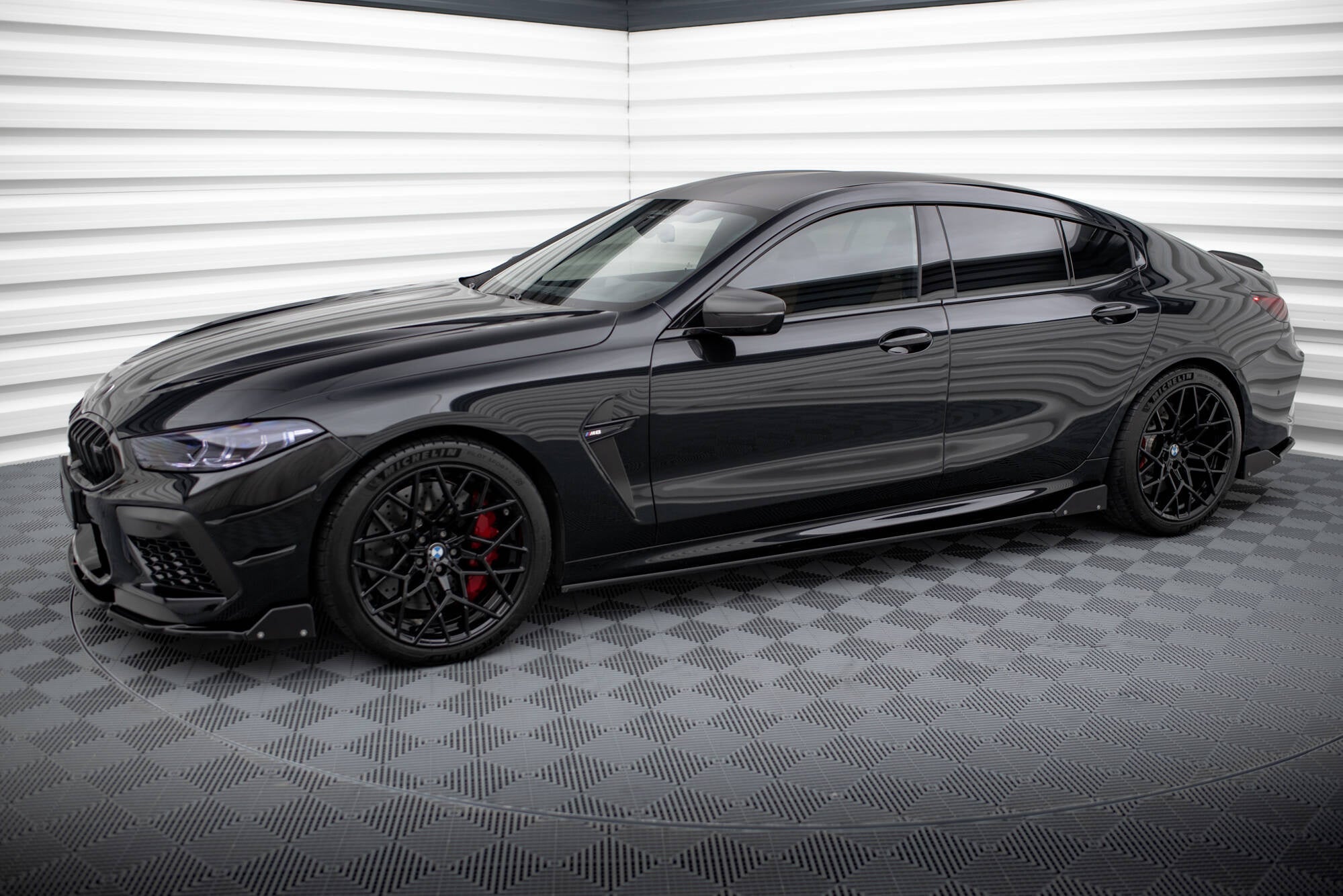 Maxton Design Difusores de taloneras laterales V.1 + Flaps para BMW M8 Gran Coupe F93 / 8 Gran Coupe M-Pack G16 - imagen 2