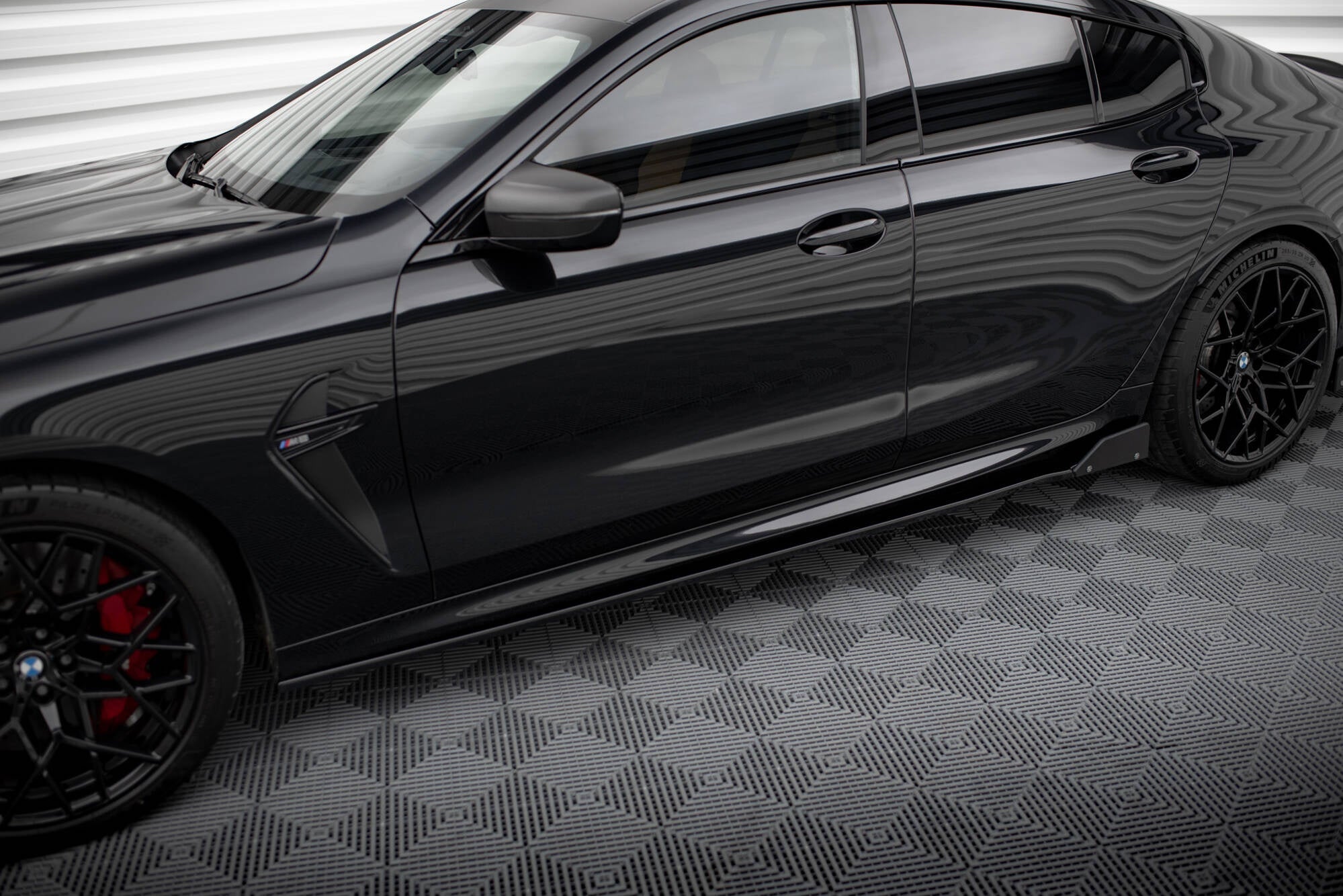 Maxton Design Difusores de taloneras laterales V.1 + Flaps para BMW M8 Gran Coupe F93 / 8 Gran Coupe M-Pack G16 - imagen 3