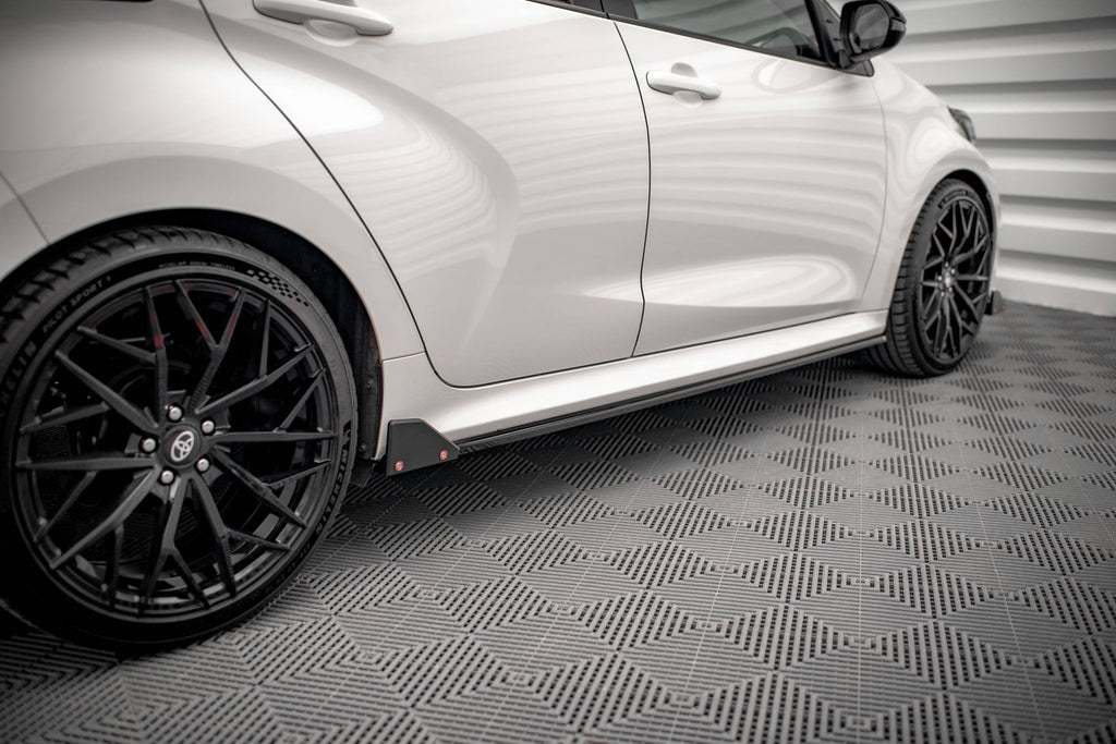 Maxton Design Difusores de taloneras laterales V.1 + Flaps para Toyota Yaris Mk4 - imagen 2