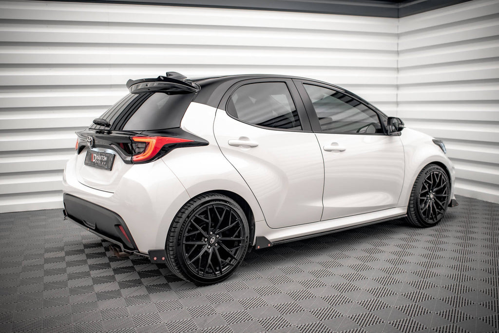 Maxton Design Difusores de taloneras laterales V.1 + Flaps para Toyota Yaris Mk4 - imagen 3