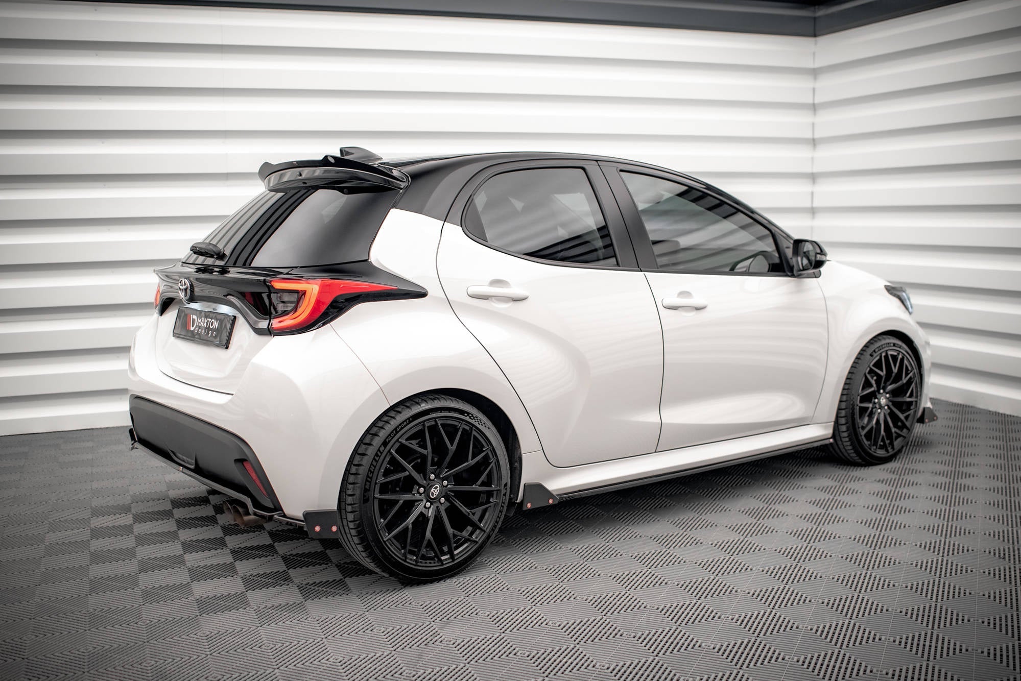 Maxton Design Difusores de taloneras laterales V.1 + Flaps para Toyota Yaris Mk4 - imagen 3