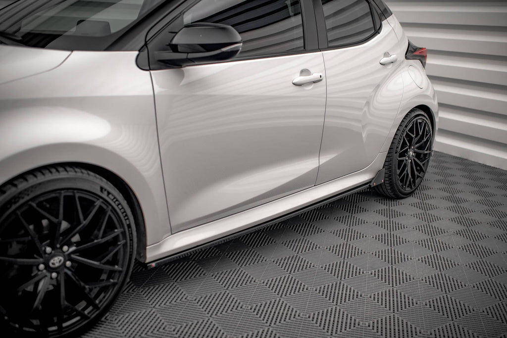 Maxton Design Difusores de taloneras laterales V.1 + Flaps para Toyota Yaris Mk4 - imagen 1