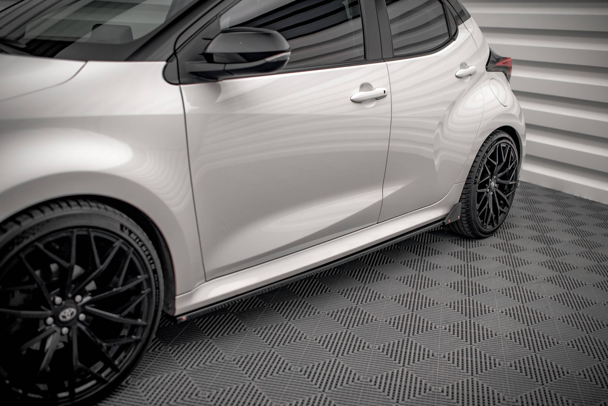Maxton Design Difusores de taloneras laterales V.1 + Flaps para Toyota Yaris Mk4 - imagen 1