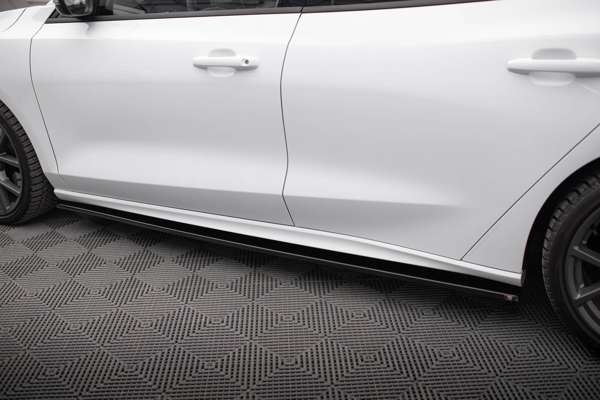 Maxton Design Difusores de taloneras laterales V.1 para Ford Focus ST / ST-Line Mk4 Facelift - imagen 3