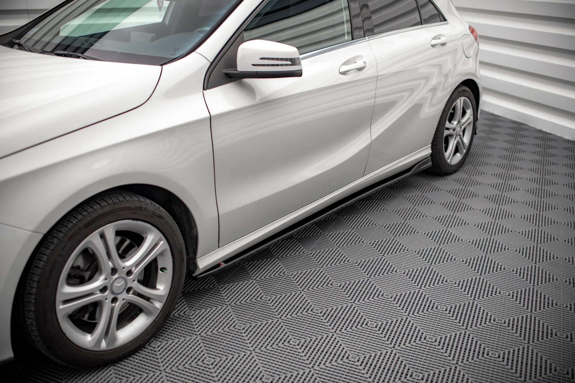 Maxton Design Difusores de taloneras laterales V.1 para Mercedes-Benz A W176 - imagen 2