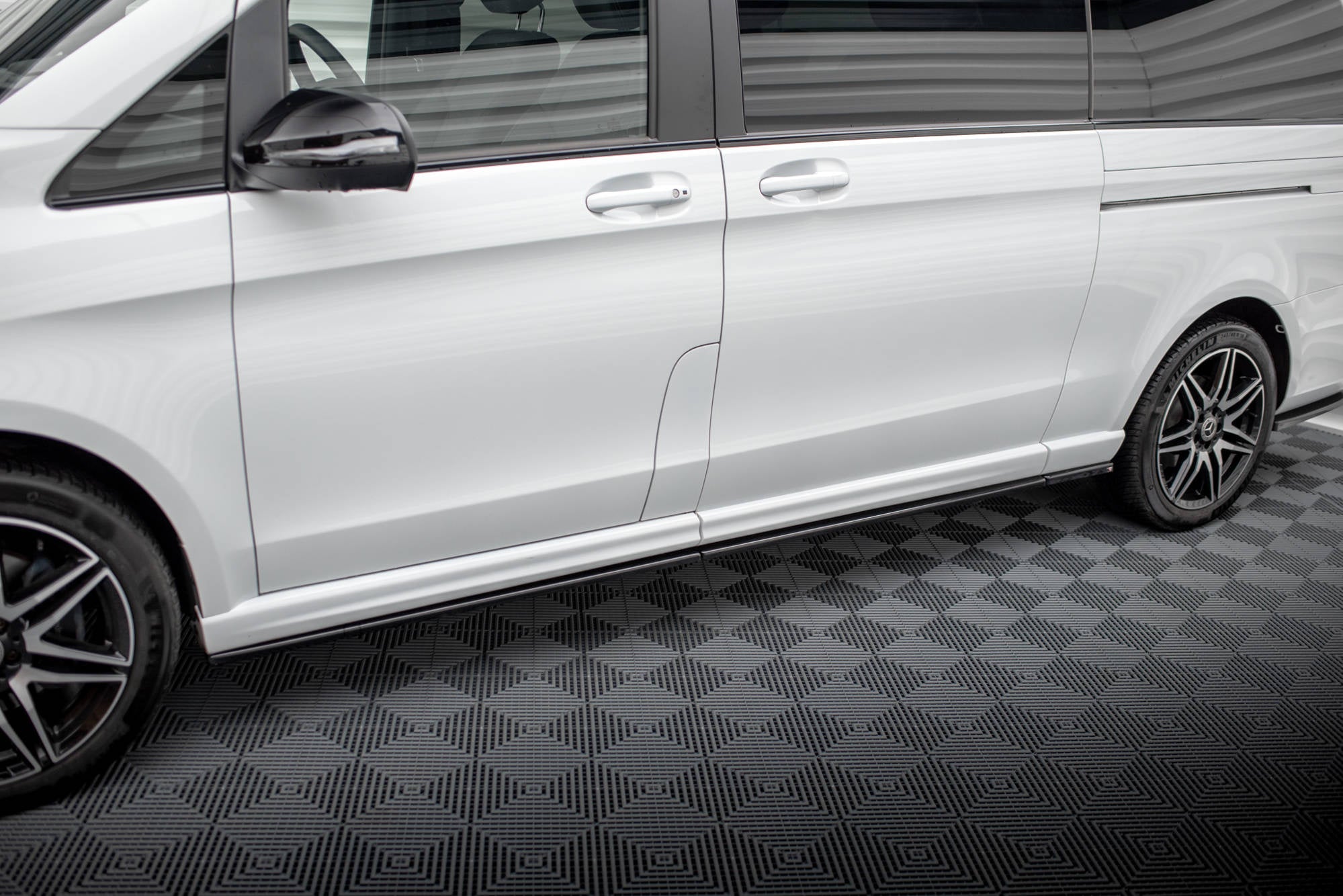 Maxton Design Difusores de taloneras laterales V.1 para Mercedes-Benz V-Class Extra Long AMG-Line W447 - imagen 1