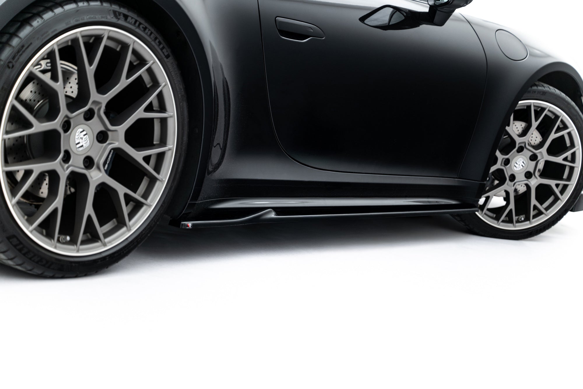 Maxton Design Difusores de taloneras laterales V.1 para Porsche 911 Carrera Sport Design 992 - imagen 4