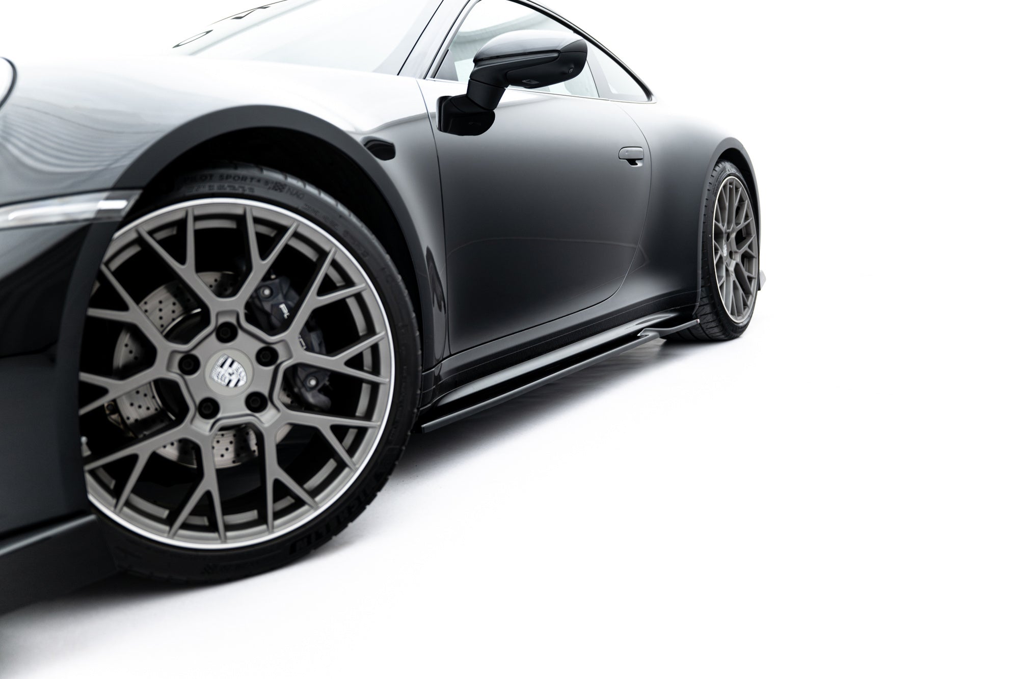 Maxton Design Difusores de taloneras laterales V.1 para Porsche 911 Carrera Sport Design 992 - imagen 3