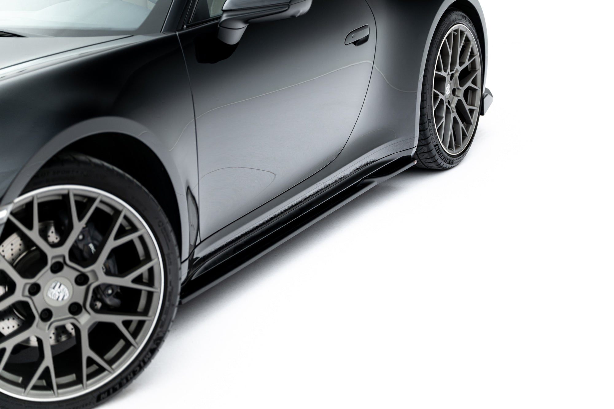 Maxton Design Difusores de taloneras laterales V.1 para Porsche 911 Carrera Sport Design 992 - imagen 1