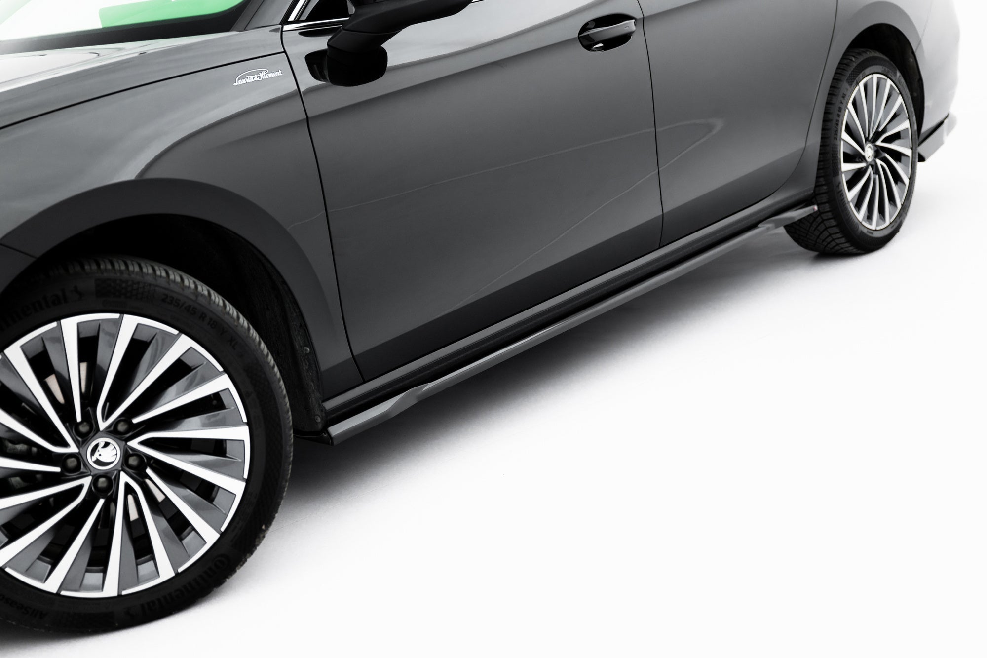 Maxton Design Difusores de taloneras laterales V.1 para Skoda Superb Mk4 - imagen 1