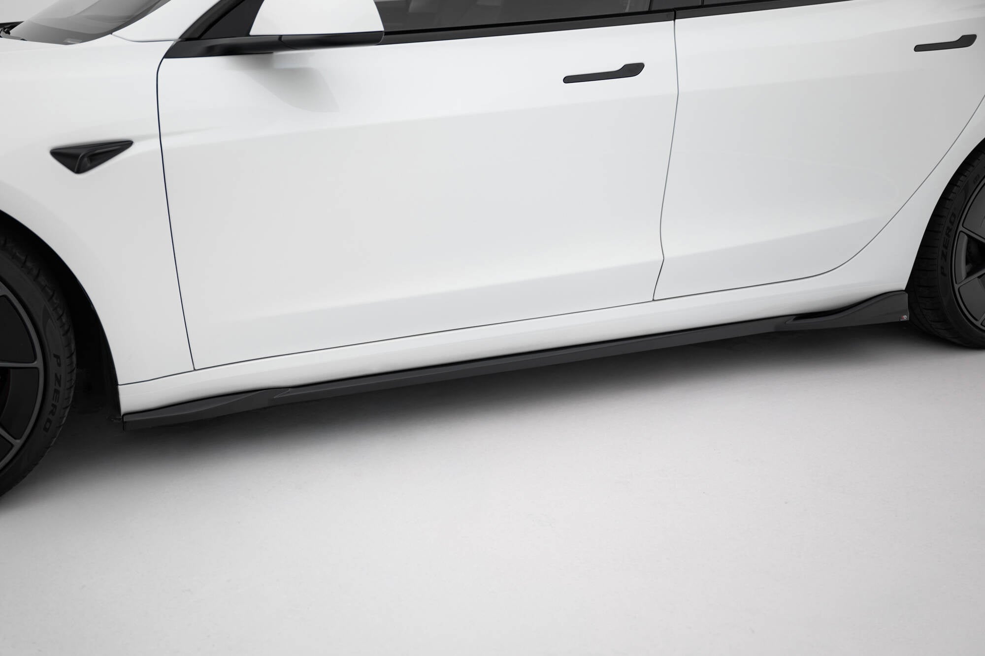 Maxton Design Difusores de taloneras laterales V.1 para Tesla Model 3 Performance Mk1 Facelift - imagen 1