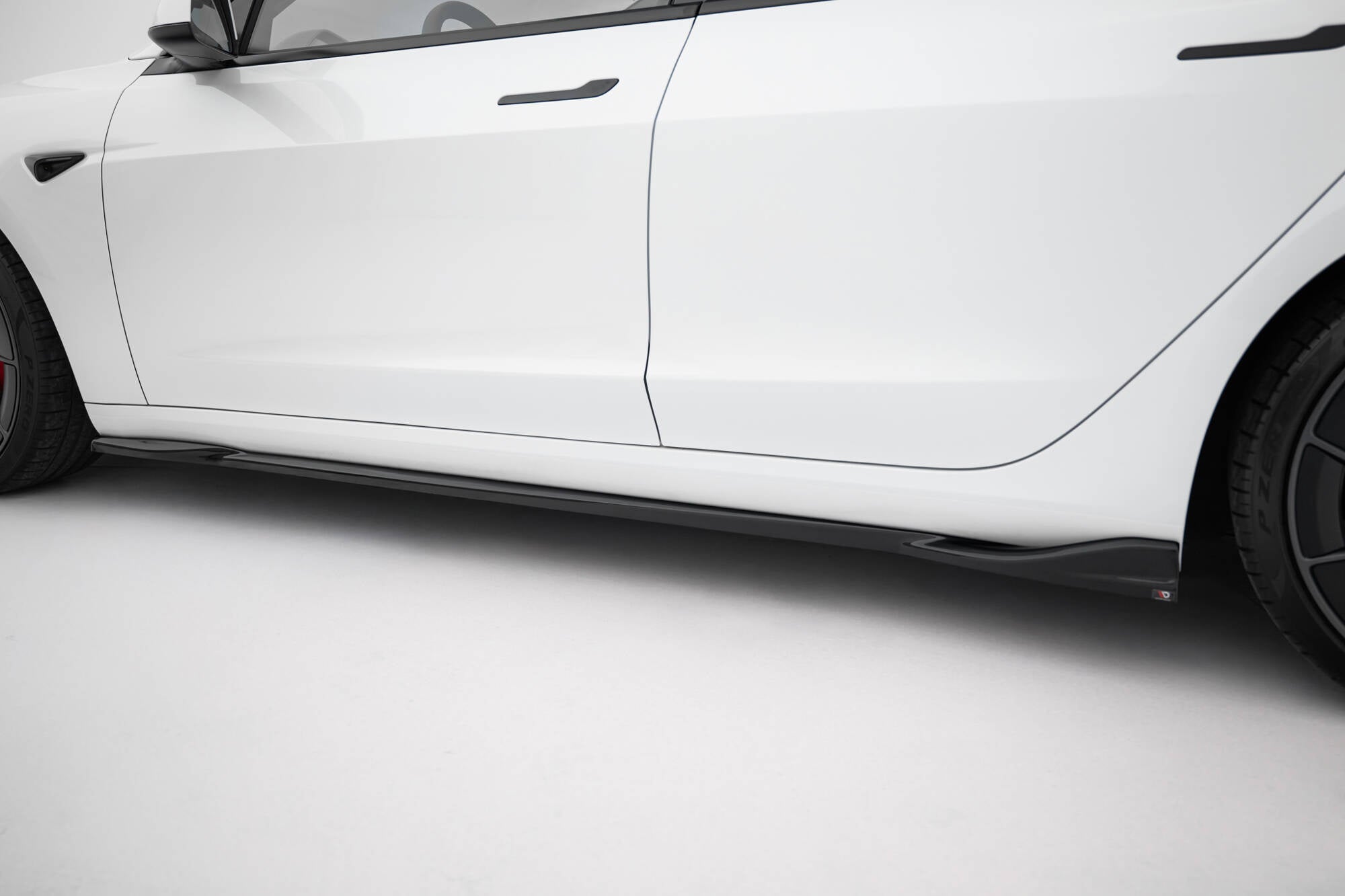Maxton Design Difusores de taloneras laterales V.1 para Tesla Model 3 Performance Mk1 Facelift - imagen 3