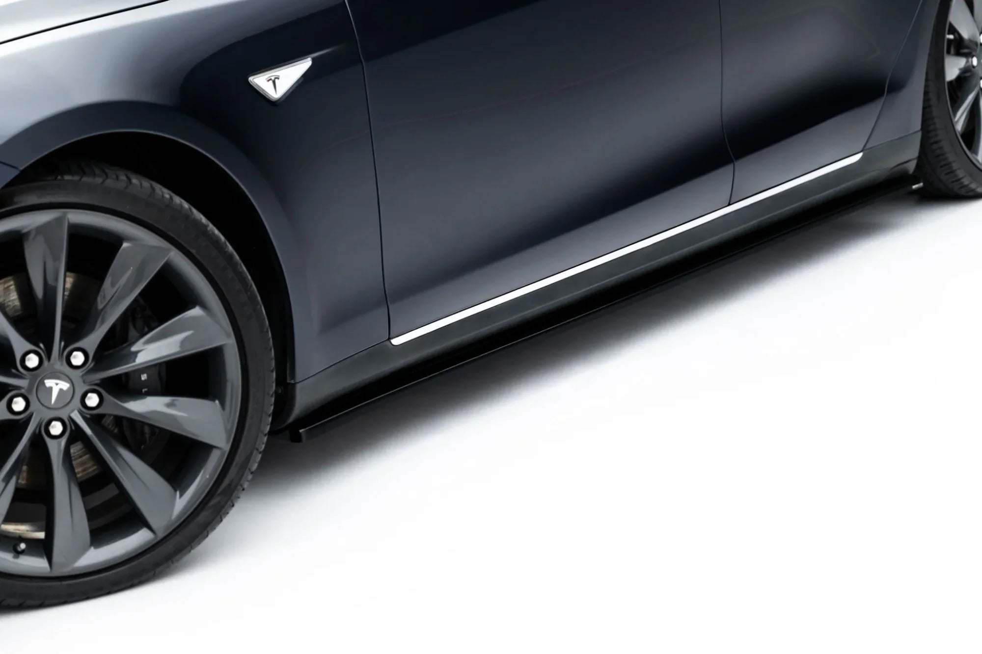 Maxton Design Difusores de taloneras laterales V.1 para Tesla Model S Mk1 - imagen 3