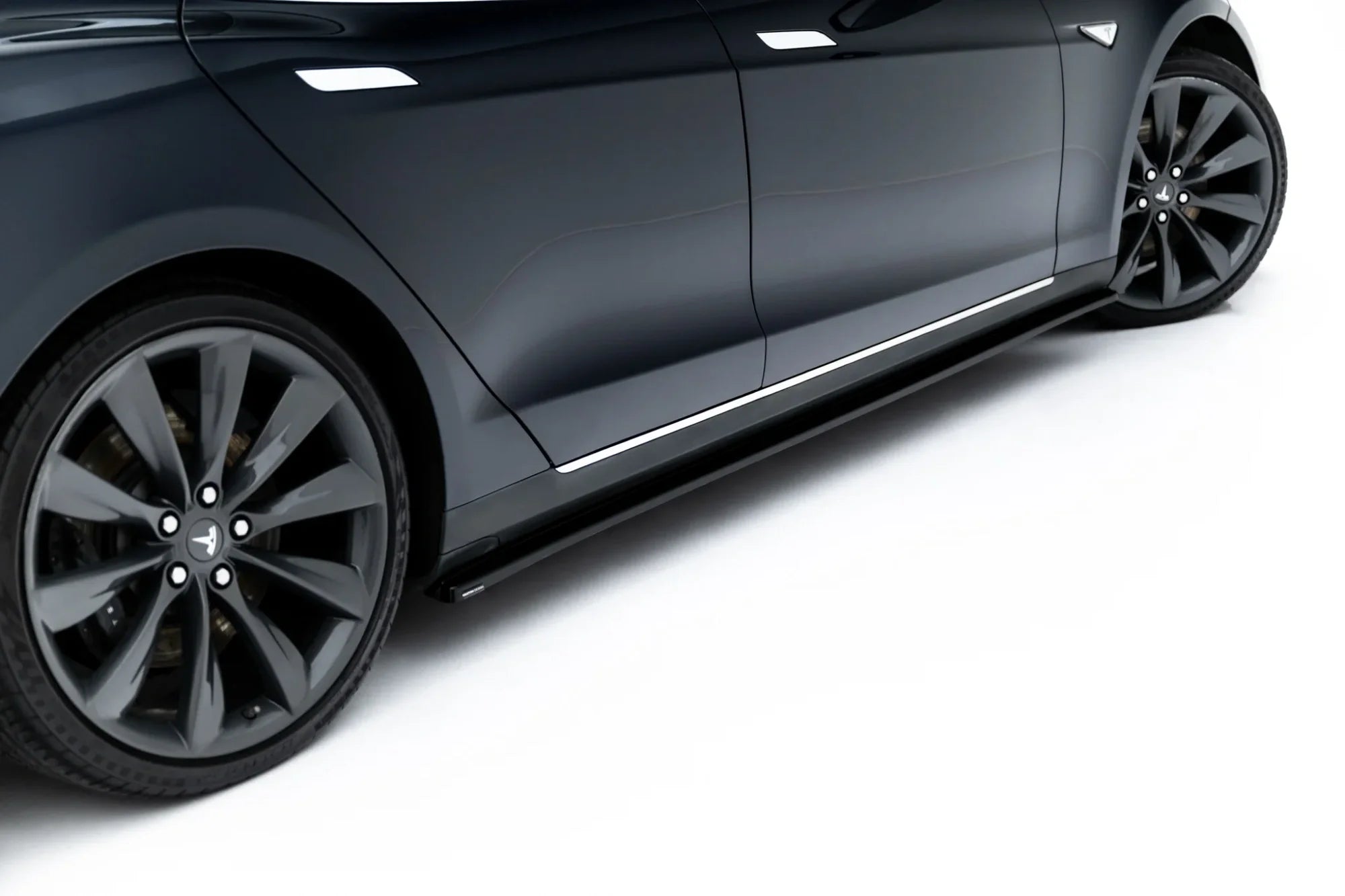 Maxton Design Difusores de taloneras laterales V.1 para Tesla Model S Mk1 - imagen 4