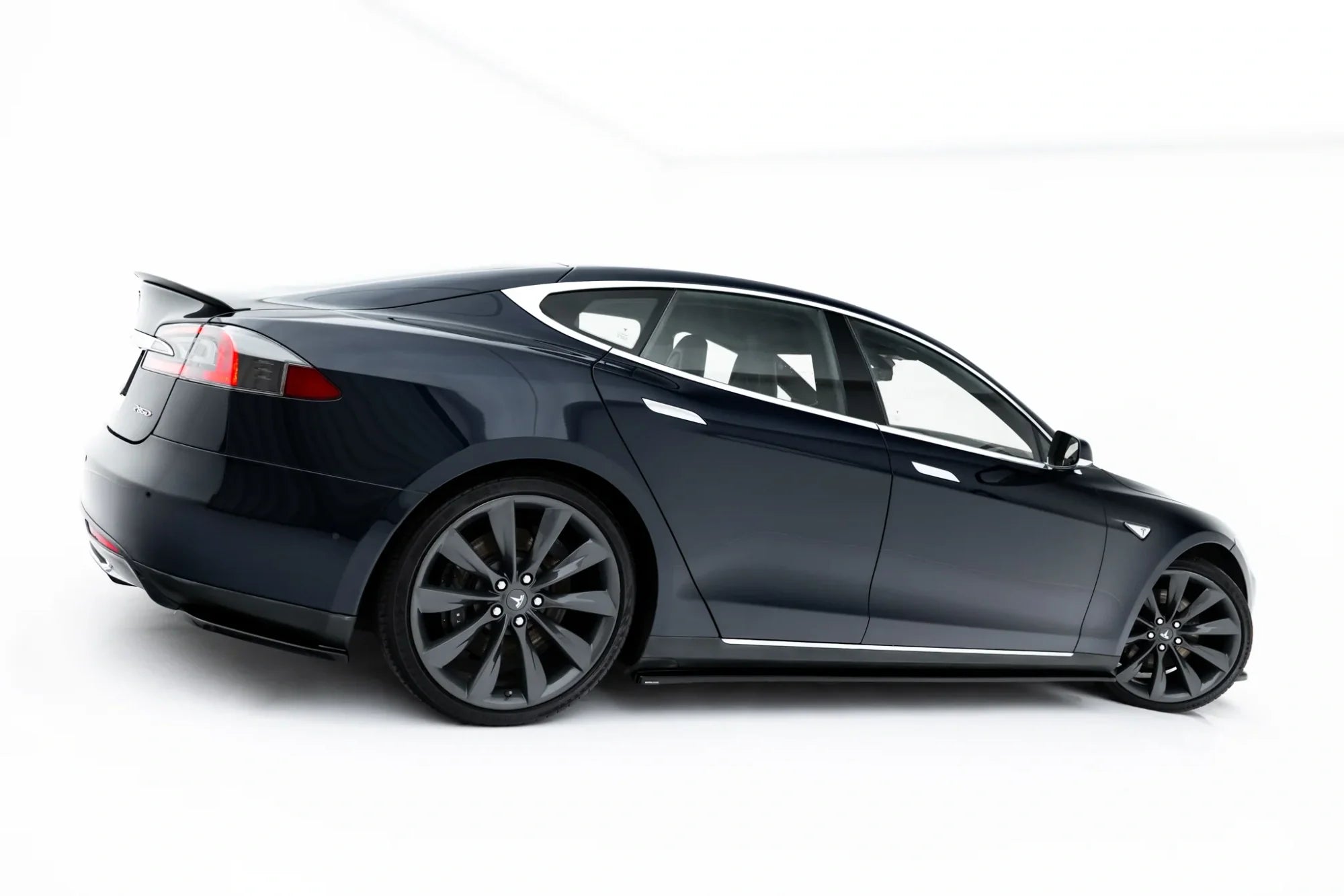 Maxton Design Difusores de taloneras laterales V.1 para Tesla Model S Mk1 - imagen 1