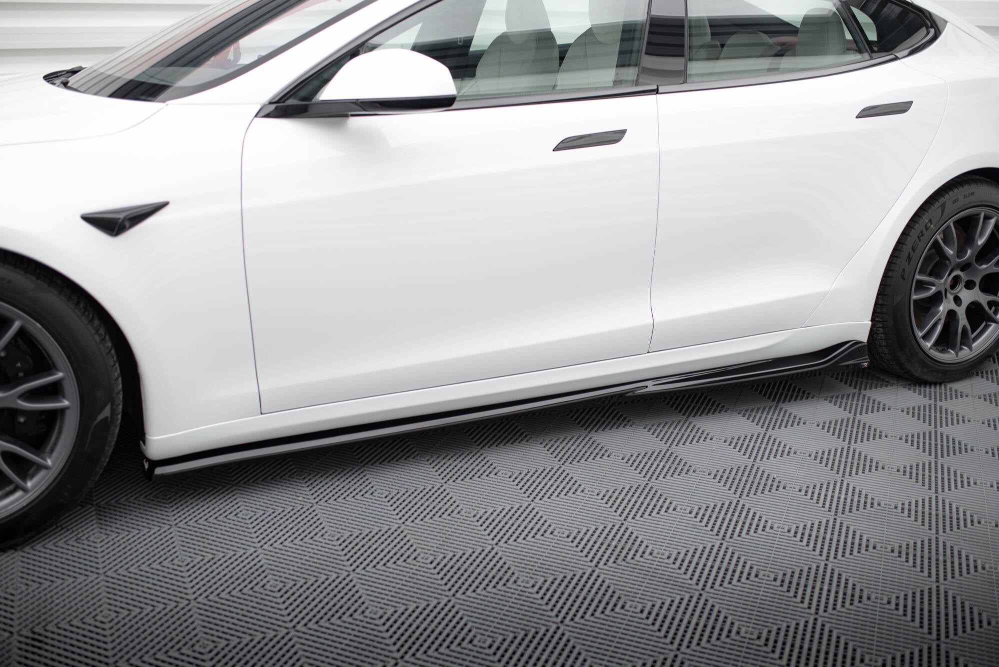 Maxton Design Difusores de taloneras laterales V.1 para Tesla Model S Plaid Mk1 Facelift - imagen 1