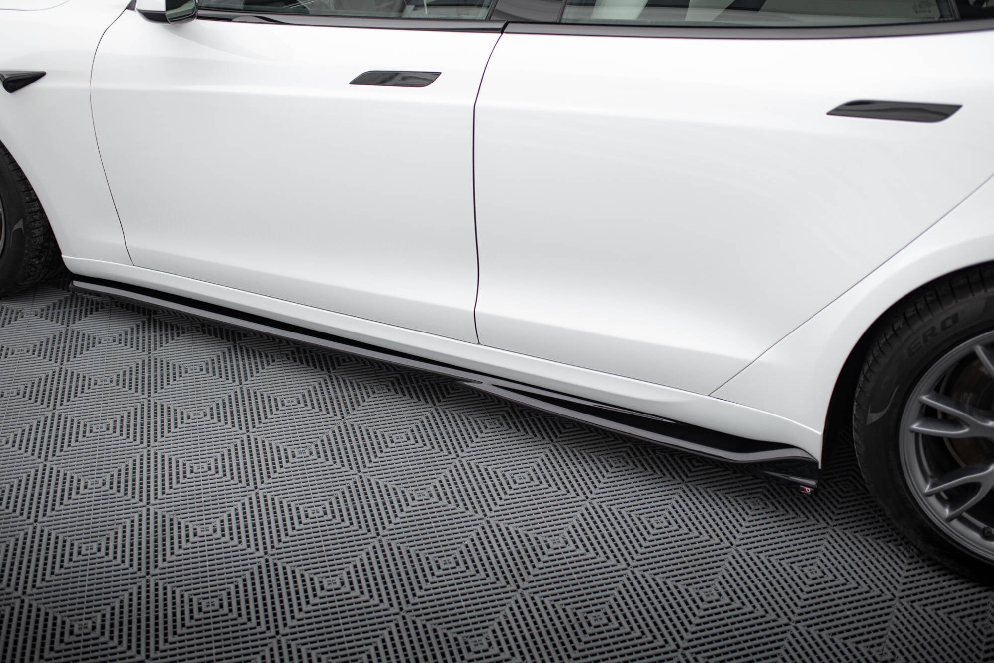 Maxton Design Difusores de taloneras laterales V.1 para Tesla Model S Plaid Mk1 Facelift - imagen 3