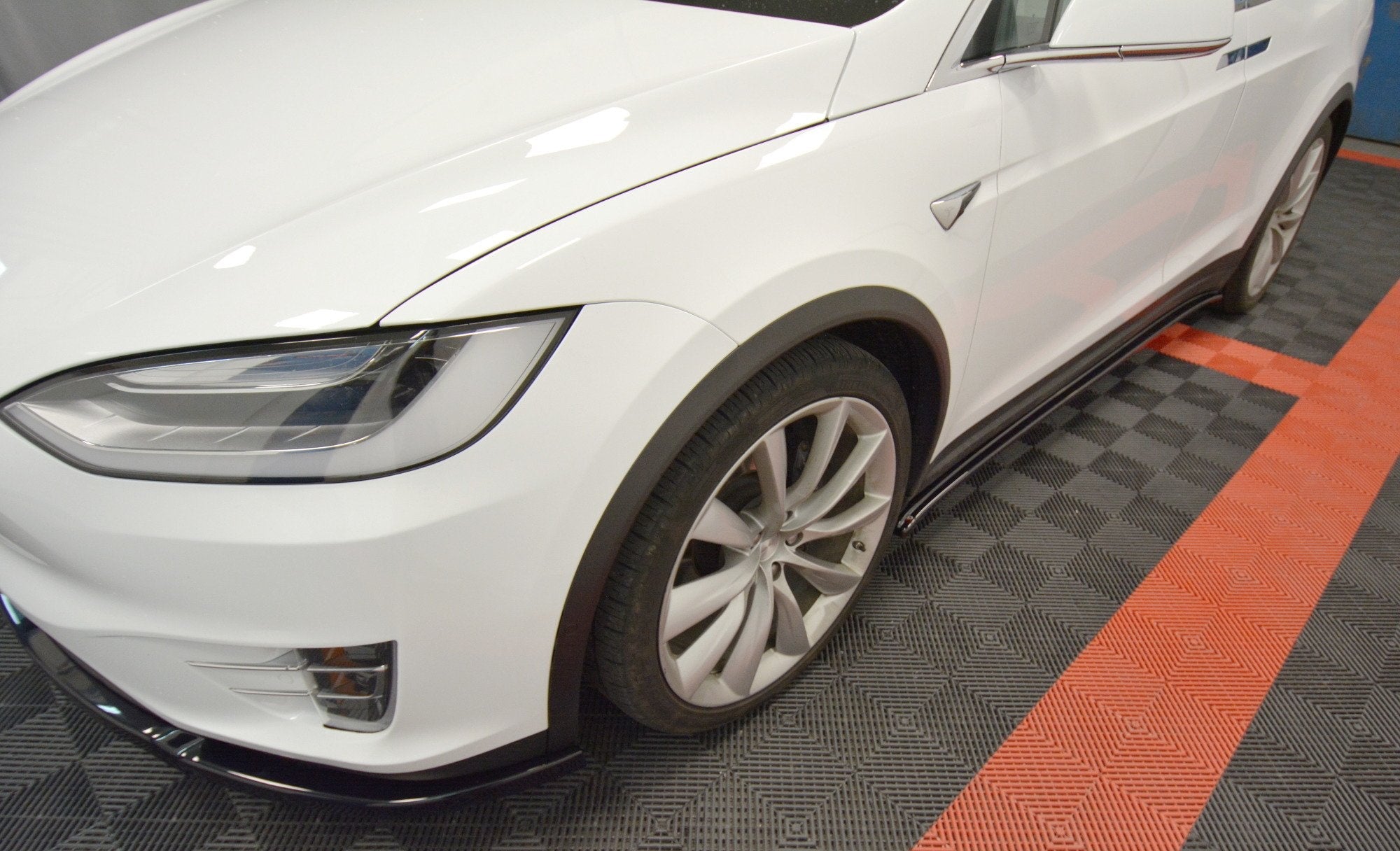Maxton Design Difusores de taloneras laterales V.1 para Tesla Model X Mk1 - imagen 2