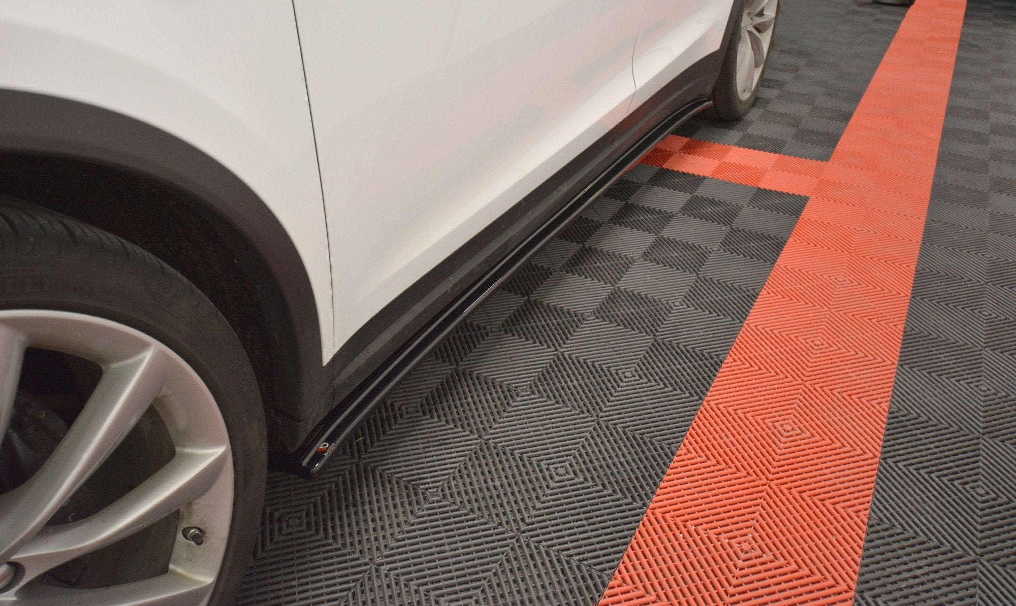 Maxton Design Difusores de taloneras laterales V.1 para Tesla Model X Mk1 - imagen 1