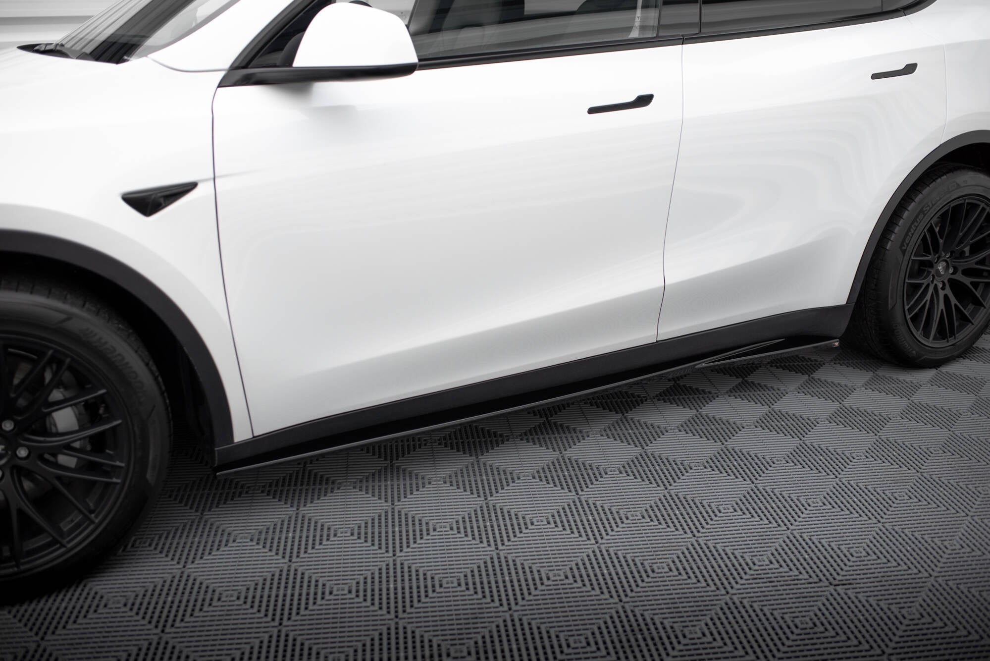 Maxton Design Difusores de taloneras laterales V.1 para Tesla Model Y - imagen 6