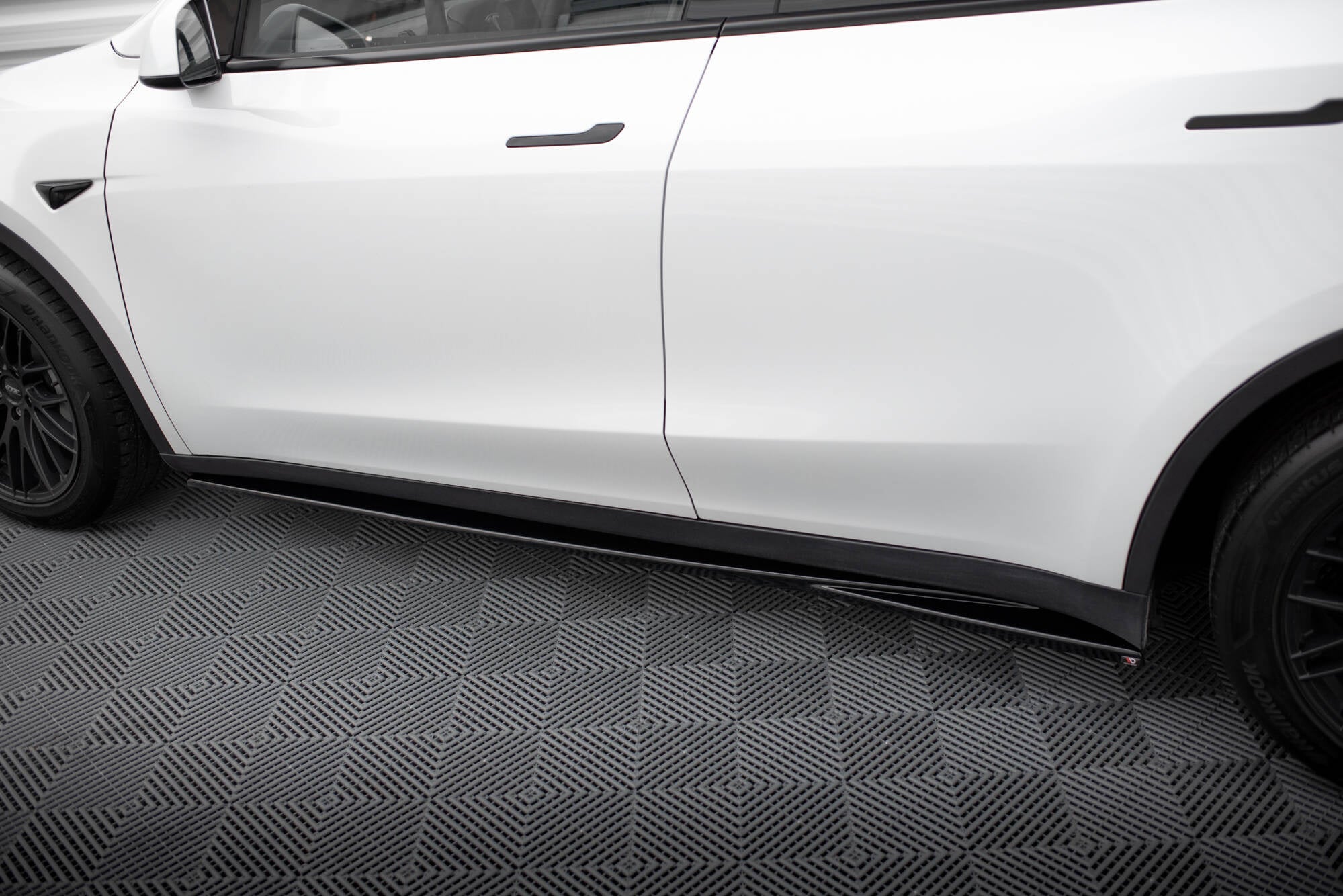 Maxton Design Difusores de taloneras laterales V.1 para Tesla Model Y - imagen 4