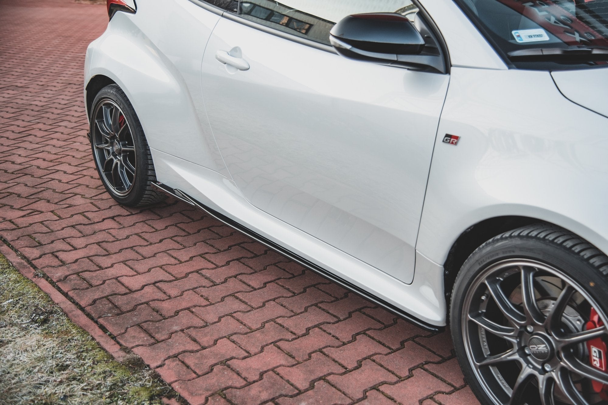 Maxton Design Difusores de taloneras laterales V.1 para Toyota GR Yaris Mk4 - imagen 1