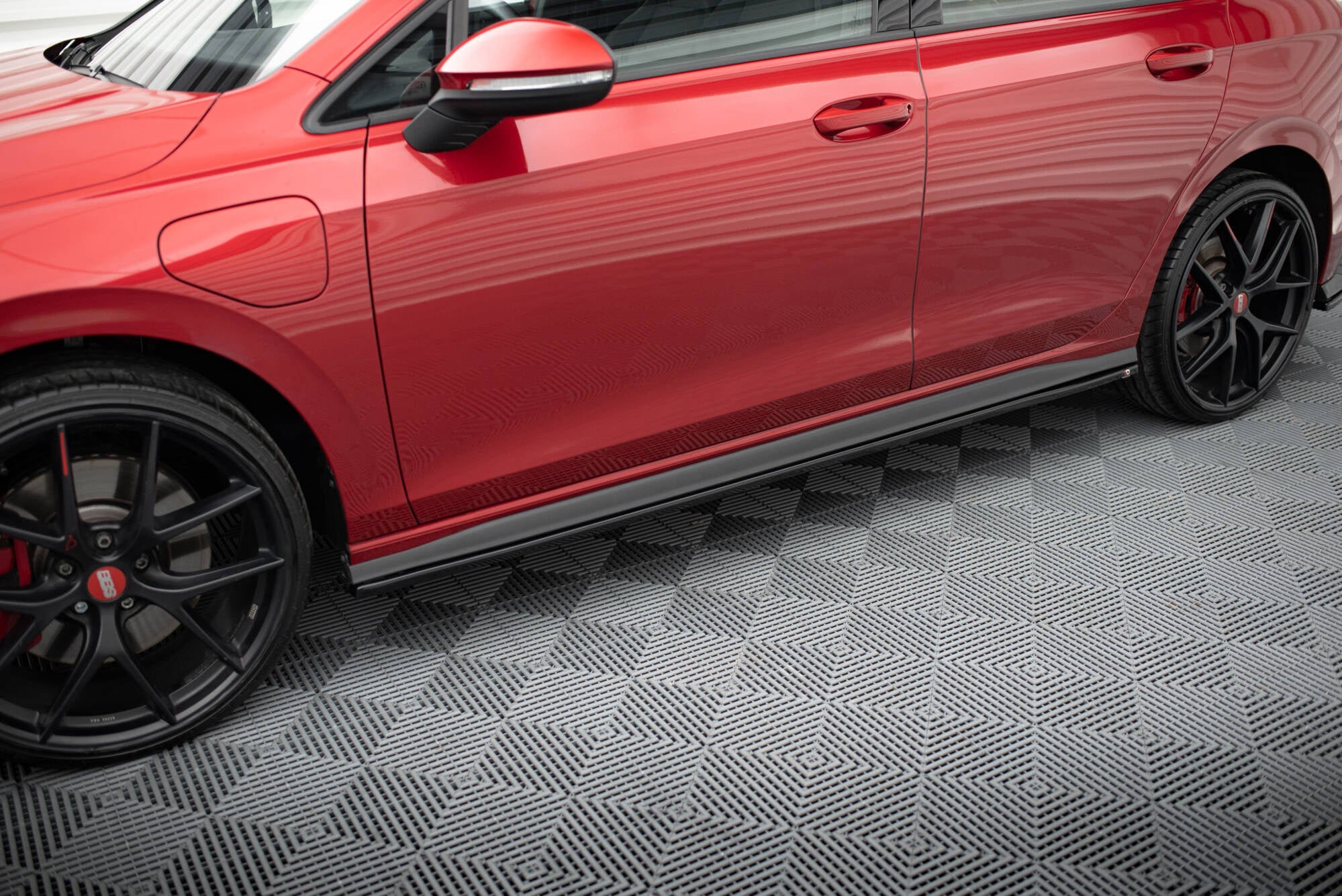 Maxton Design Difusores de taloneras laterales V.1 para Volkswagen Golf GTI / GTE / GTI Clubsport / GTD / R-Line Mk8 - imagen 4