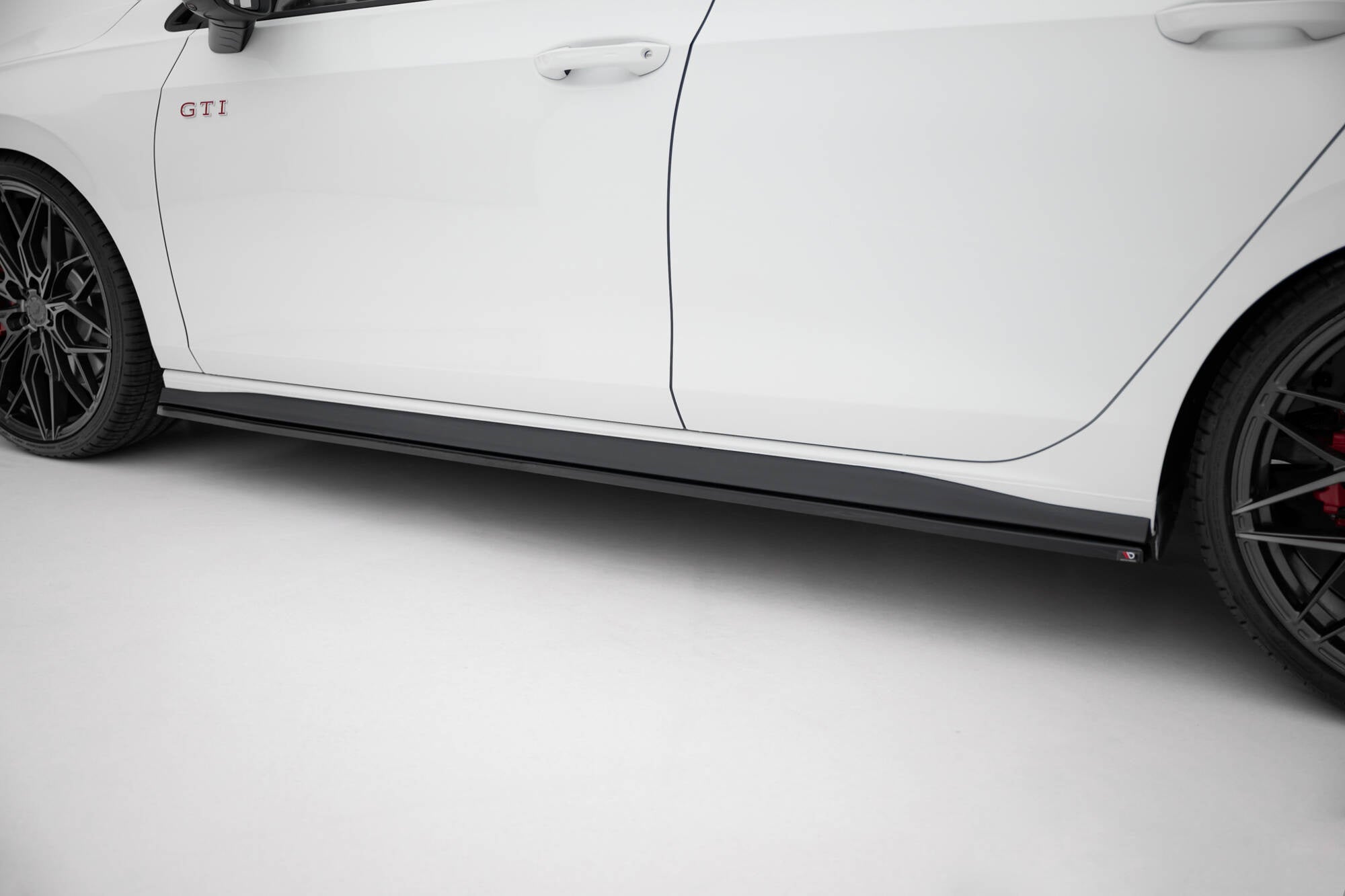 Maxton Design Difusores de taloneras laterales V.1 para Volkswagen Golf GTI / GTE / GTI Clubsport / GTD / R-Line Mk8 - imagen 2