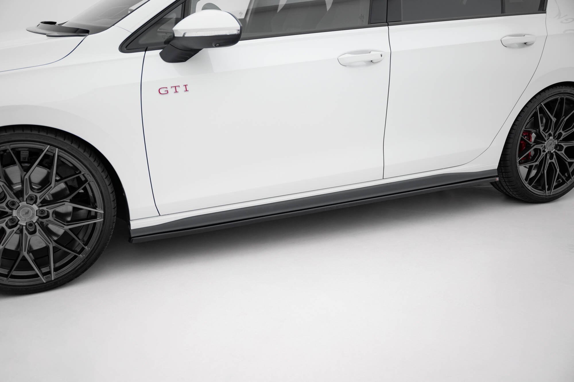 Maxton Design Difusores de taloneras laterales V.1 para Volkswagen Golf GTI / GTE / GTI Clubsport / GTD / R-Line Mk8 - imagen 1