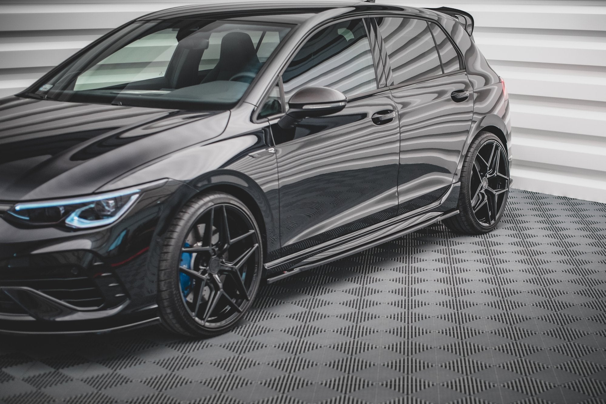 Maxton Design Difusores de taloneras laterales V.1 para Volkswagen Golf R Hatchback Mk8 - imagen 1