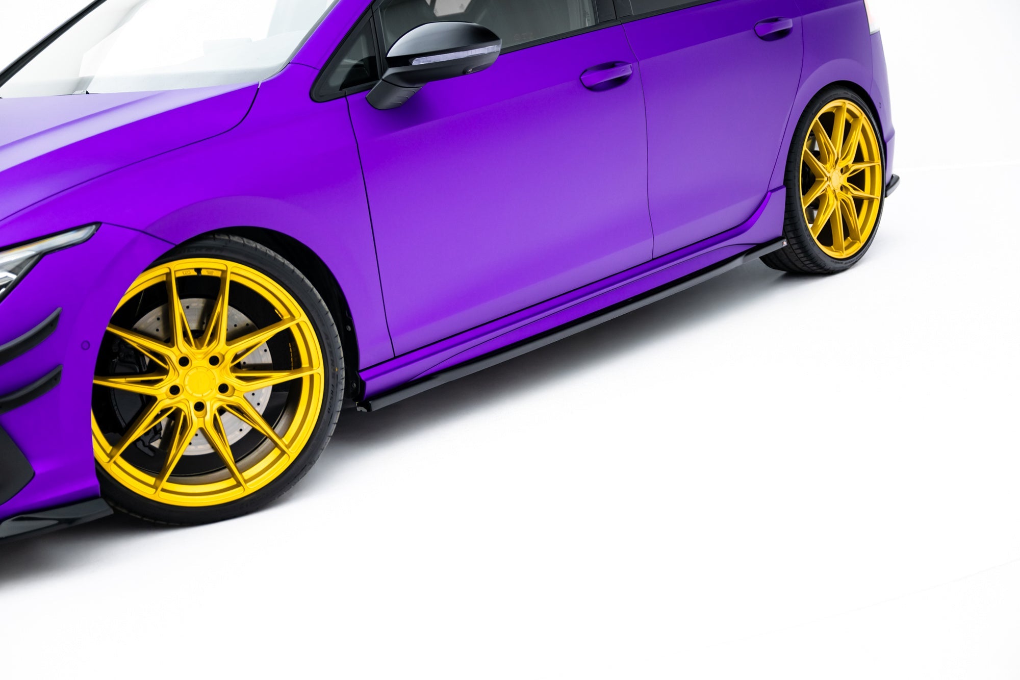 Maxton Design Difusores de taloneras laterales V.1 para Volkswagen Golf R Hatchback Mk8 Facelift - imagen 1