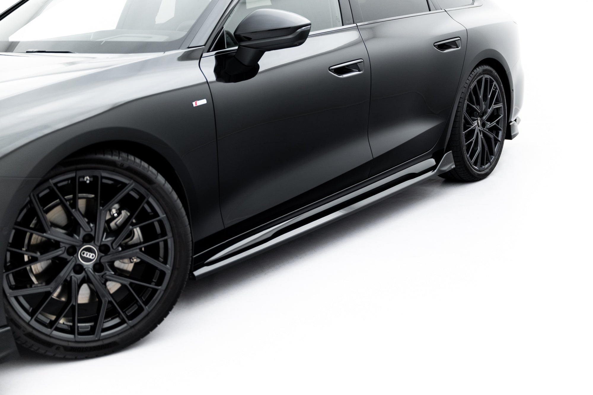 Maxton Design Difusores de taloneras laterales V.2 para Audi A6 S-Line C9 - imagen 2