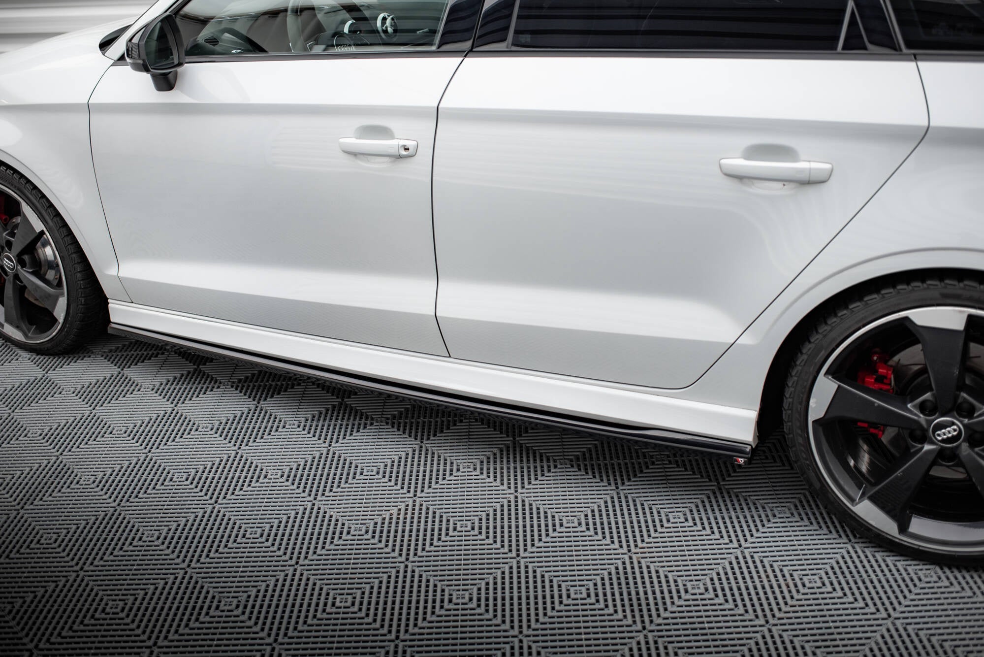 Maxton Design Difusores de taloneras laterales V.2 para Audi RS3 Sedan 8V Facelift - imagen 3