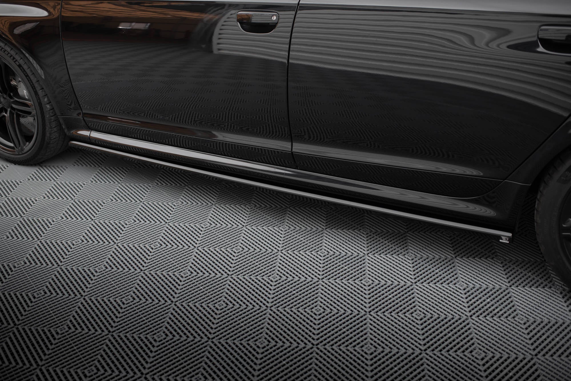 Maxton Design Difusores de taloneras laterales V.2 para Audi RS6 Avant C6 - imagen 3